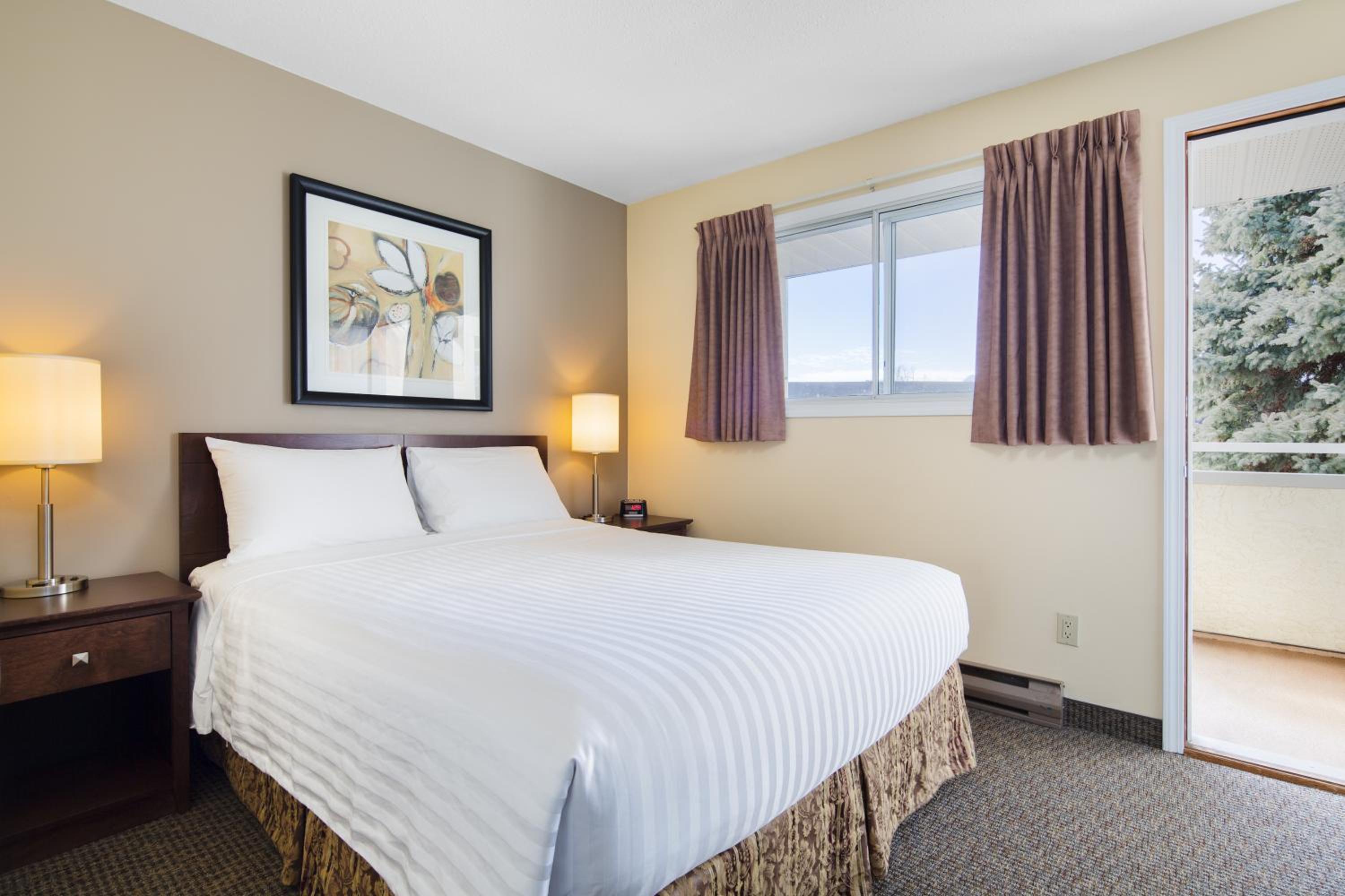 Deluxe Queen Suite with Sofa Bed - Photo 1