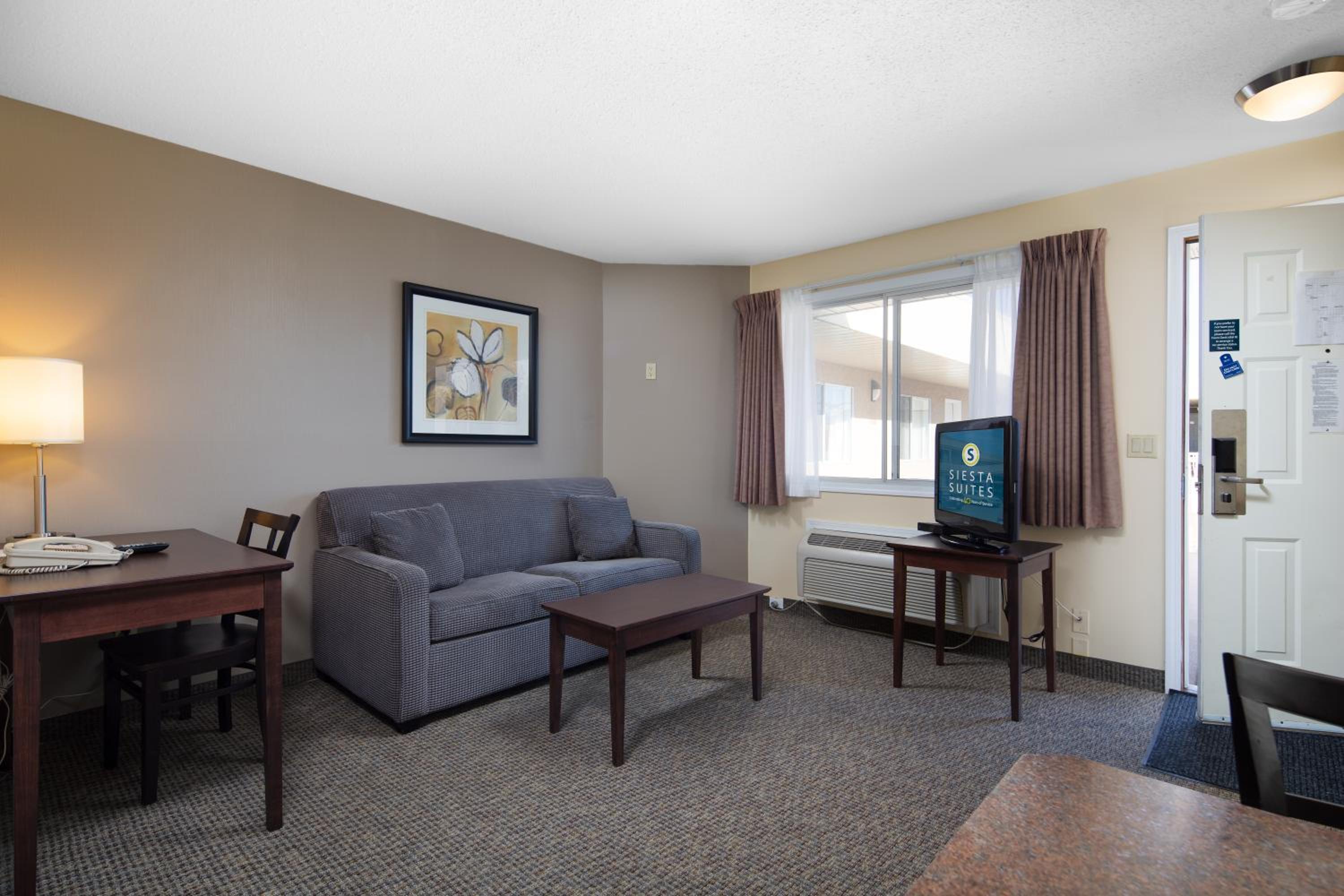 Deluxe Queen Suite with Sofa Bed - Photo 9