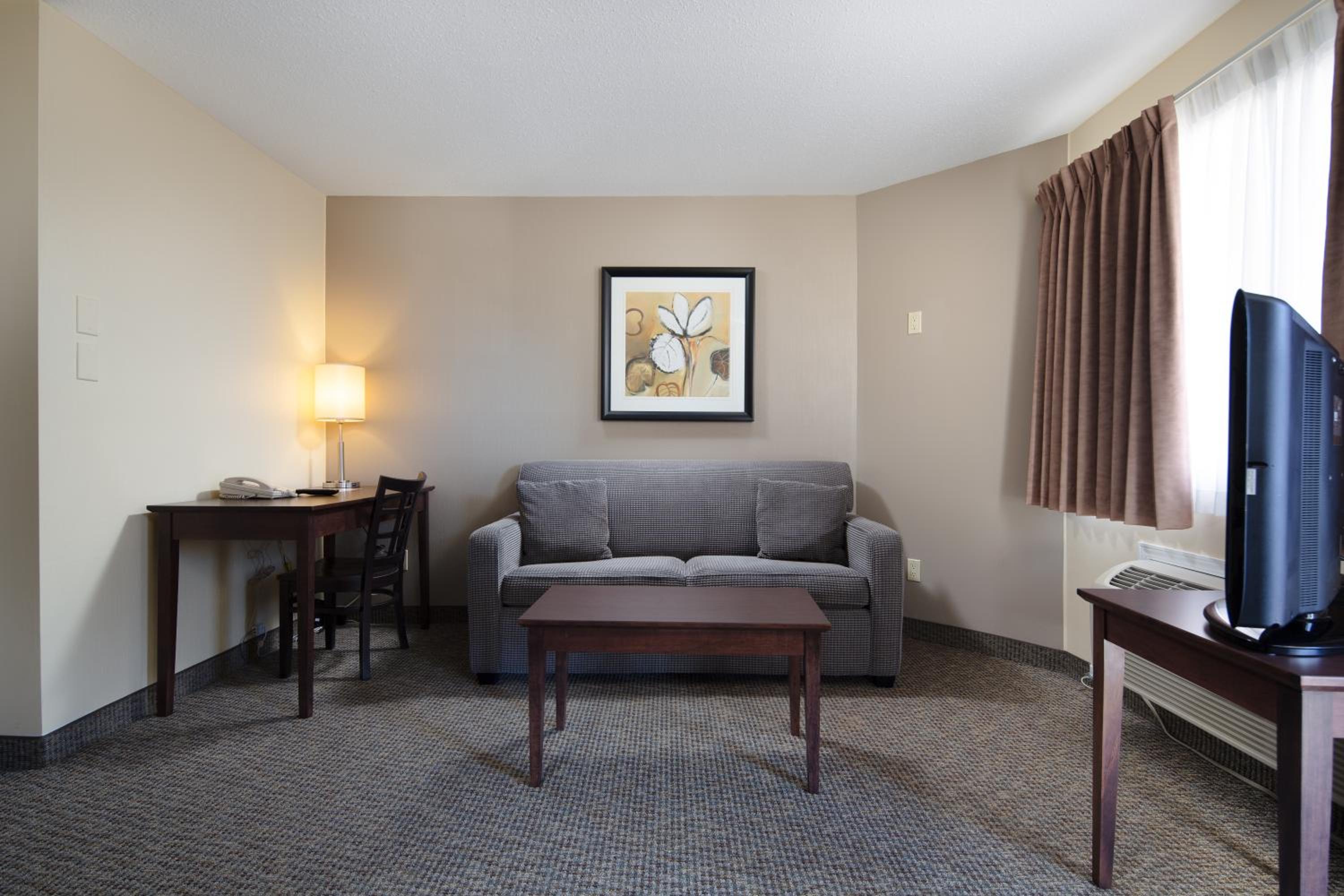 Deluxe Queen Suite with Sofa Bed - Photo 7