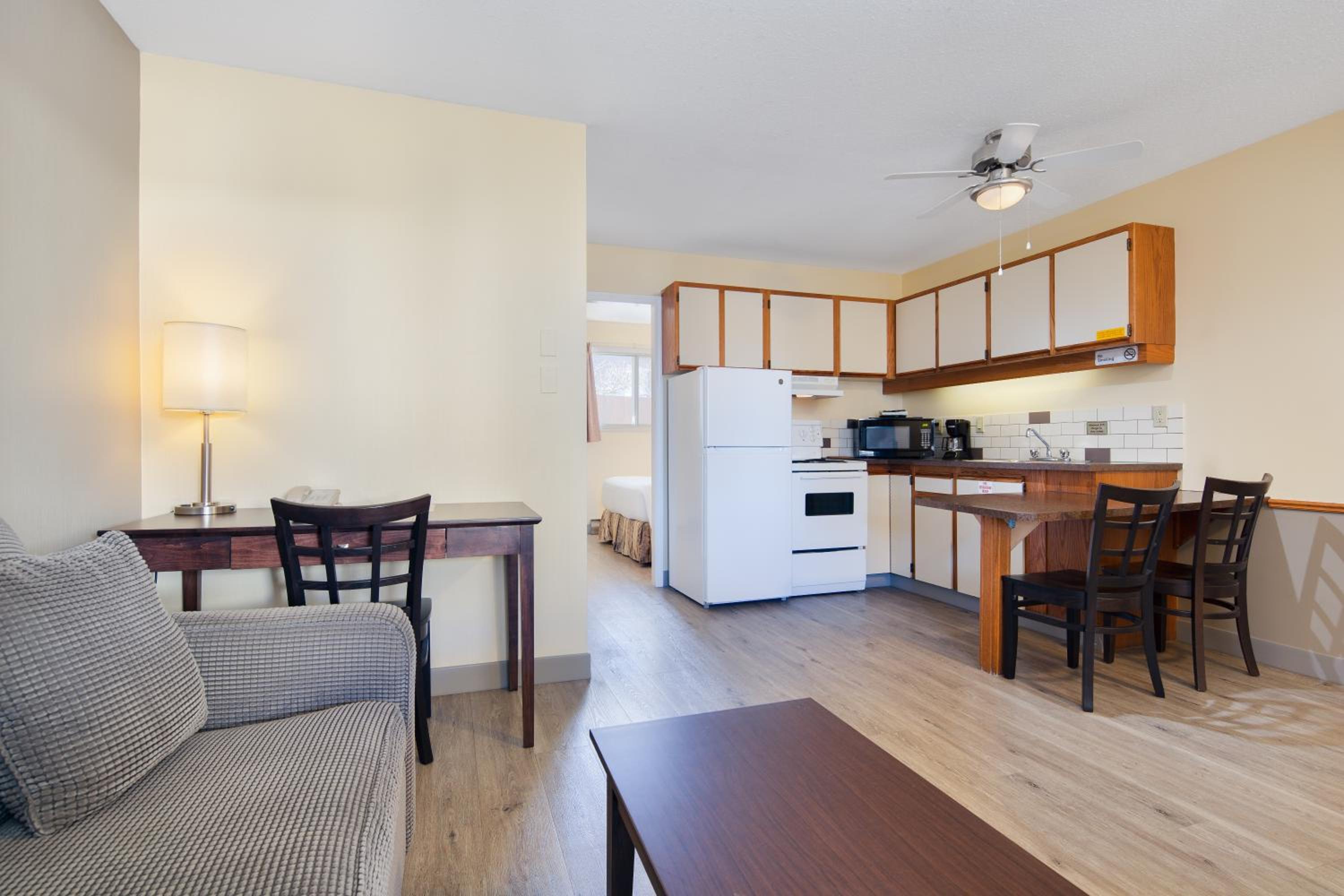 Deluxe Queen Suite with Sofa Bed - Photo 8