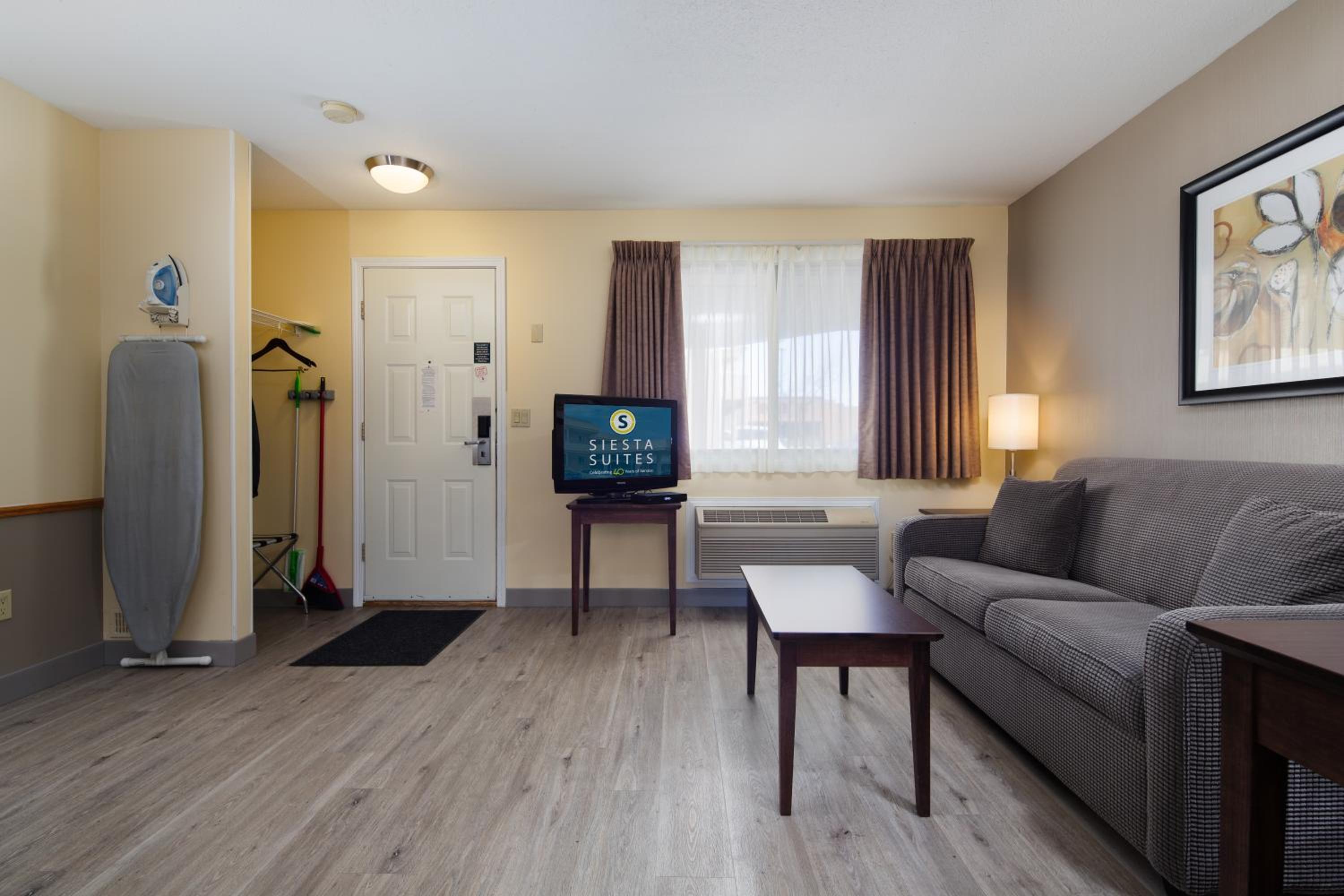 Deluxe Queen Suite with Sofa Bed - Photo 2