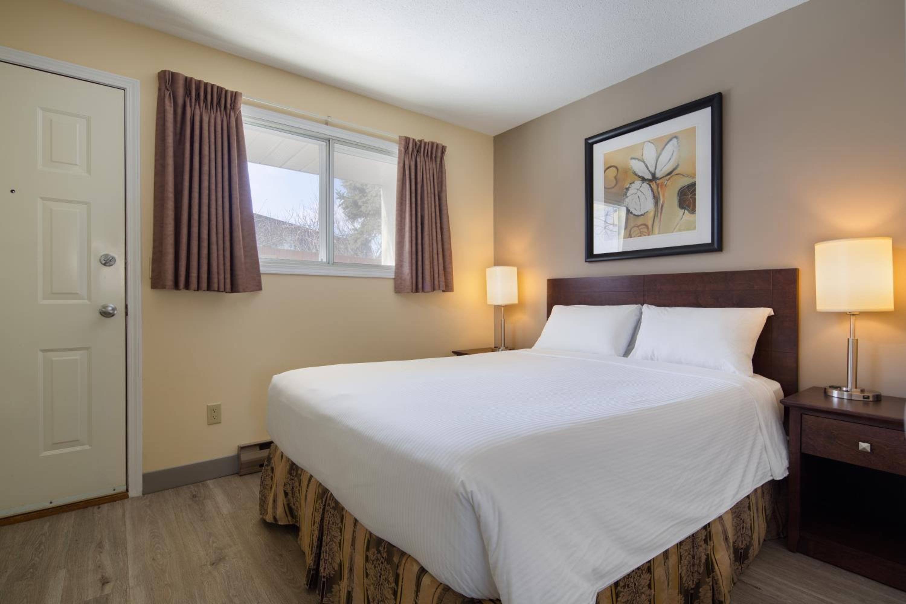 Deluxe Queen Suite with Sofa Bed - Photo 5