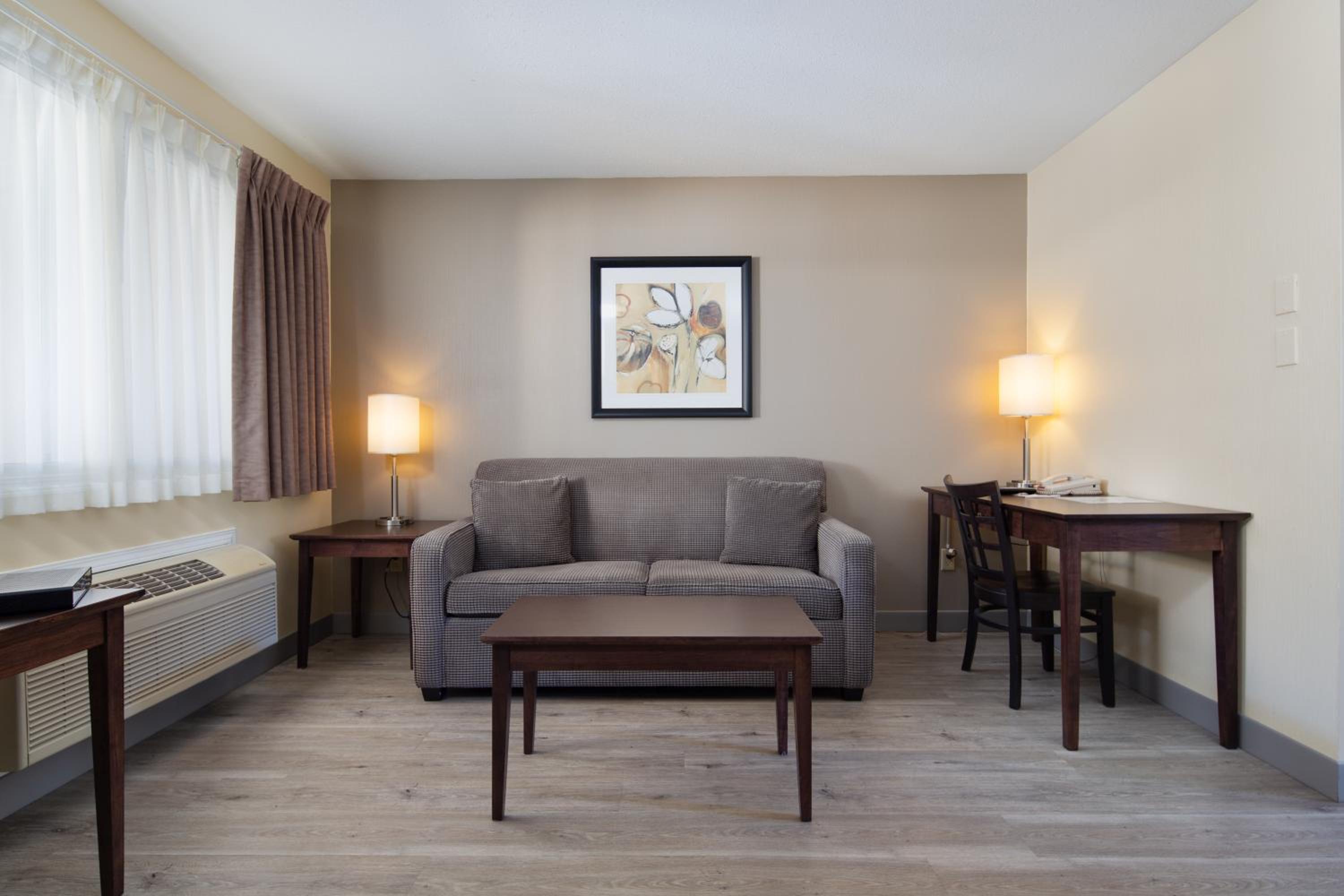 Deluxe Queen Suite with Sofa Bed - Photo 4