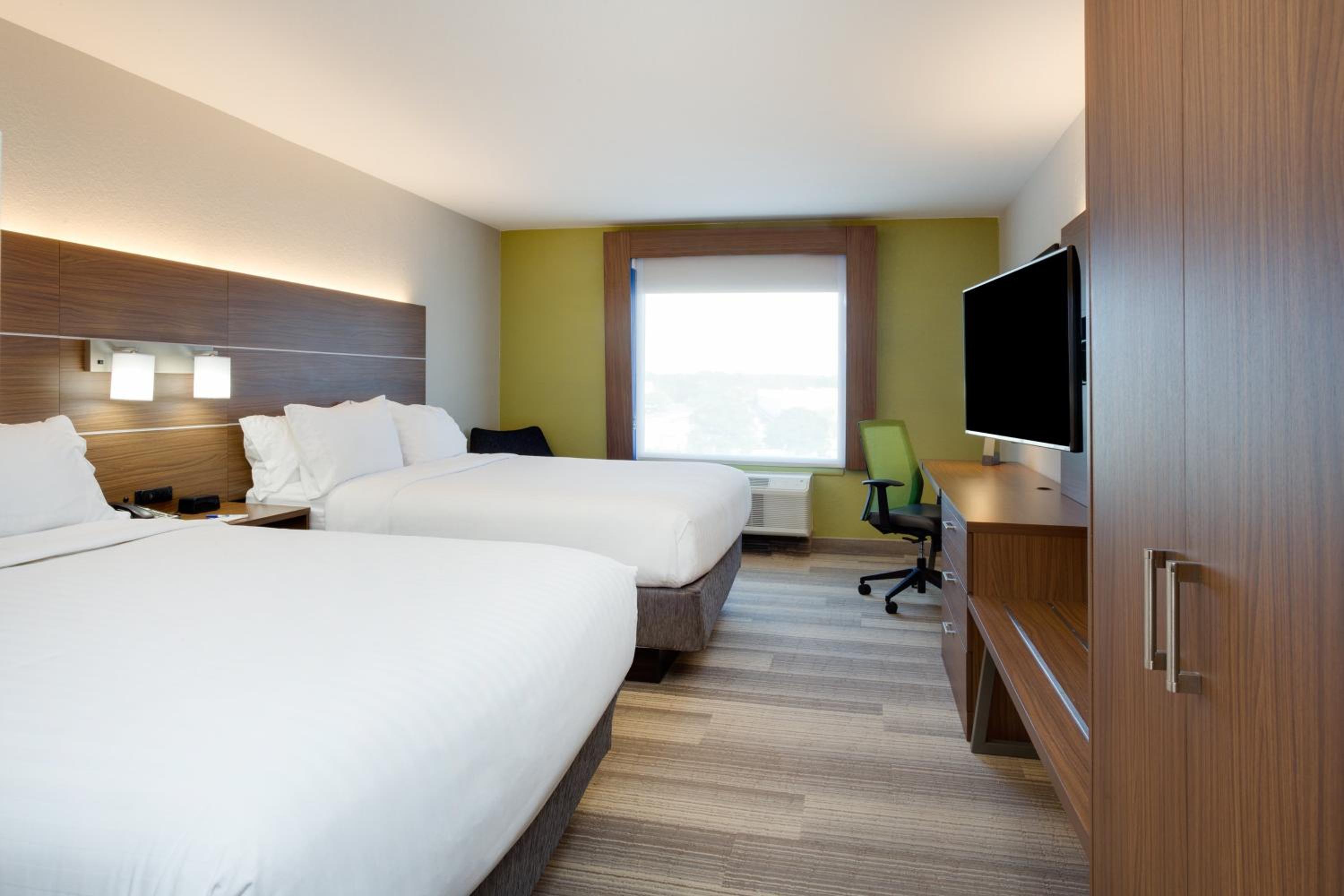 Standard Room with Two Queen Beds - Photo 2