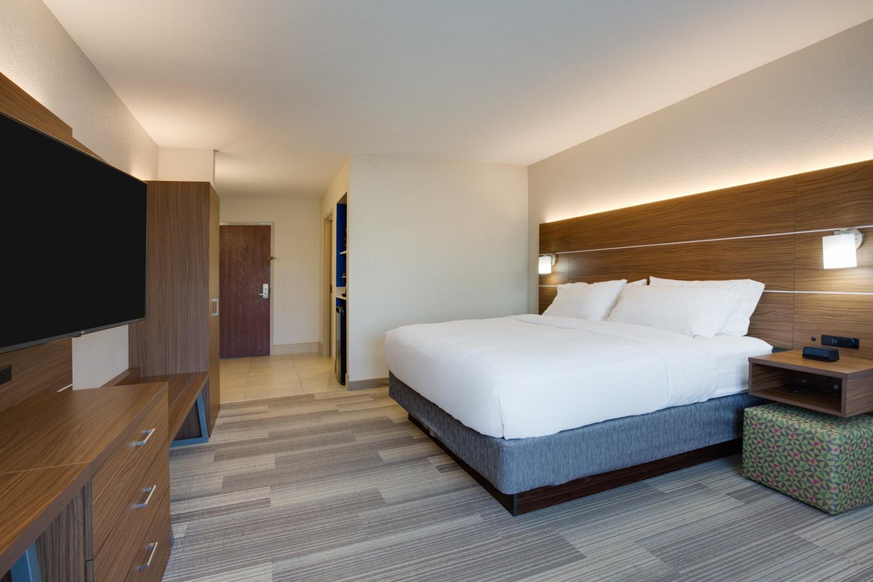 Standard King Room - Photo 5