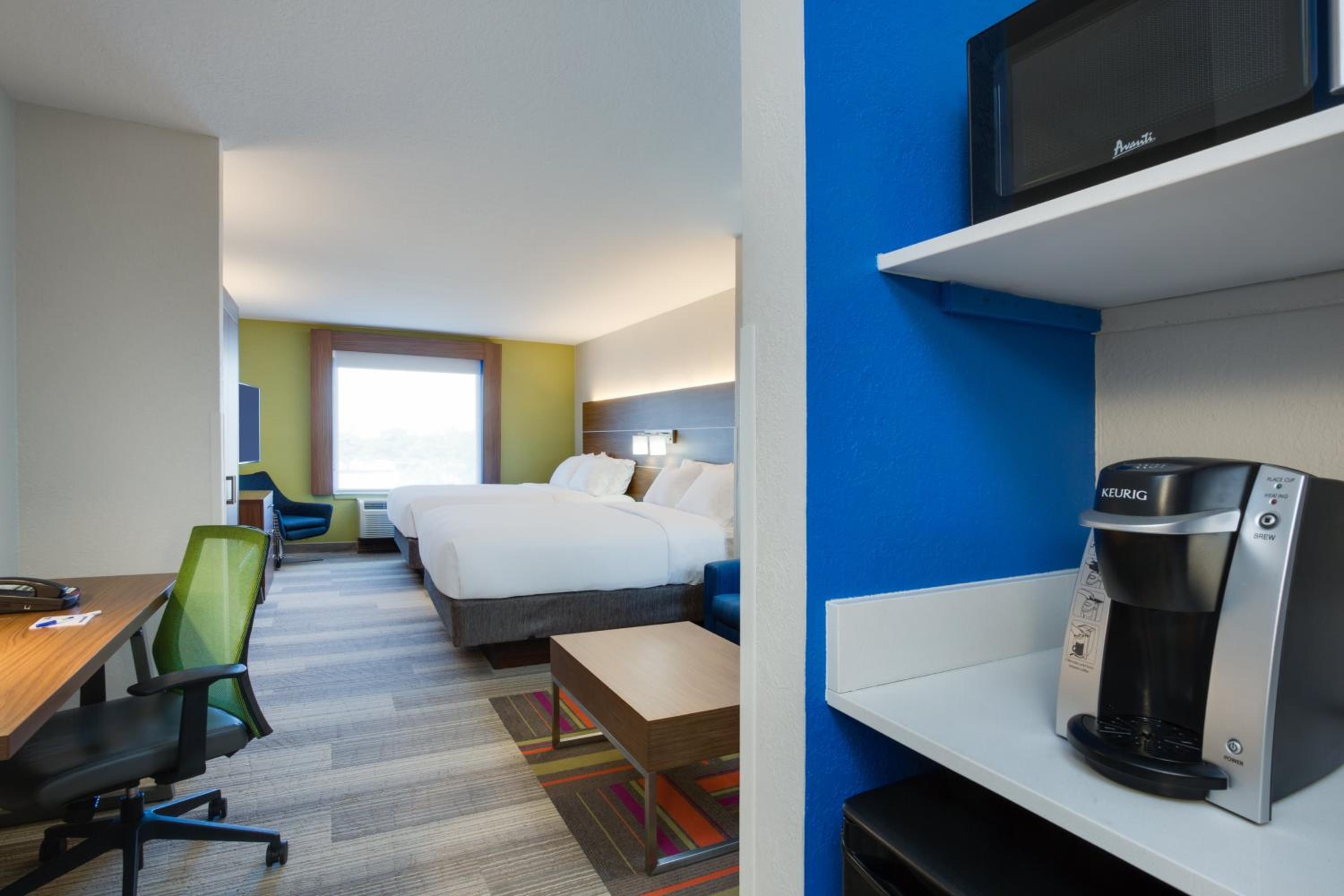 Queen Suite with Two Queen Beds - Photo 2