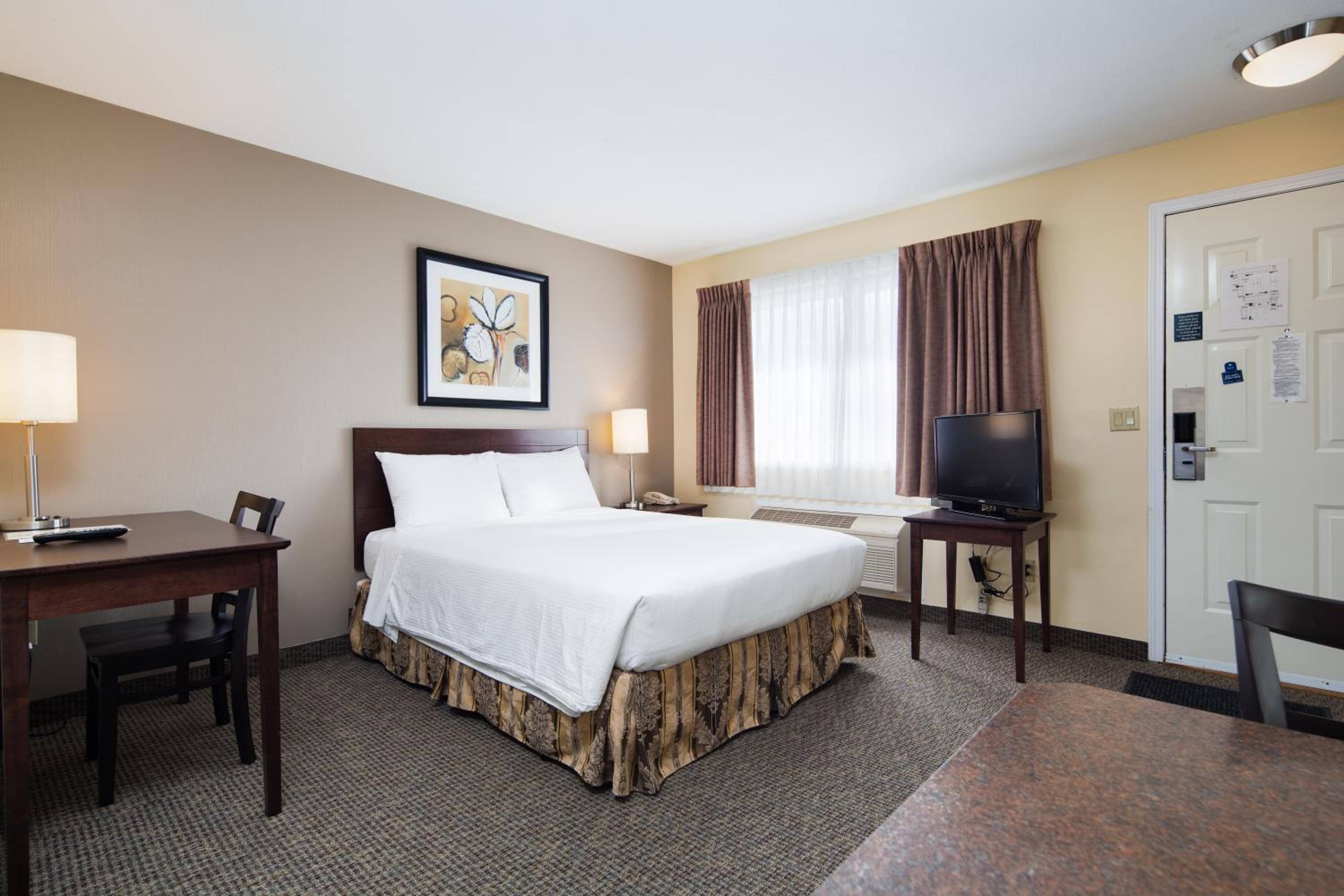 Deluxe Suite with Two Queen Beds - Photo 4