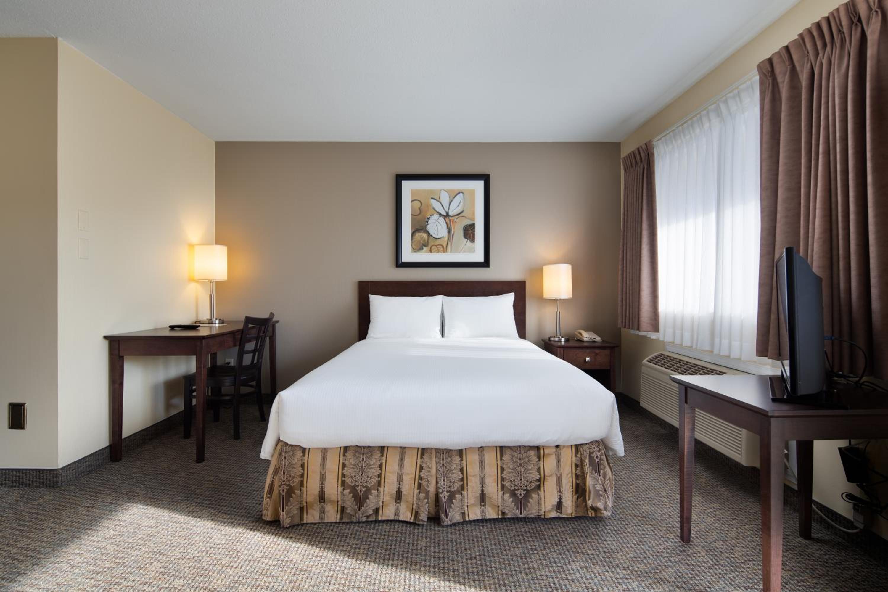 Deluxe Suite with Two Queen Beds - Photo 5
