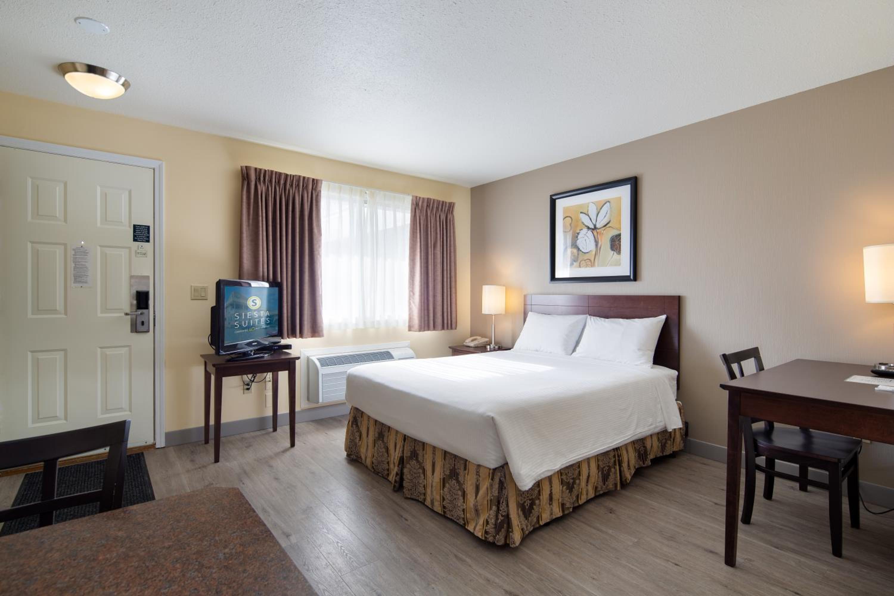 Deluxe Suite with Two Queen Beds - Photo 9