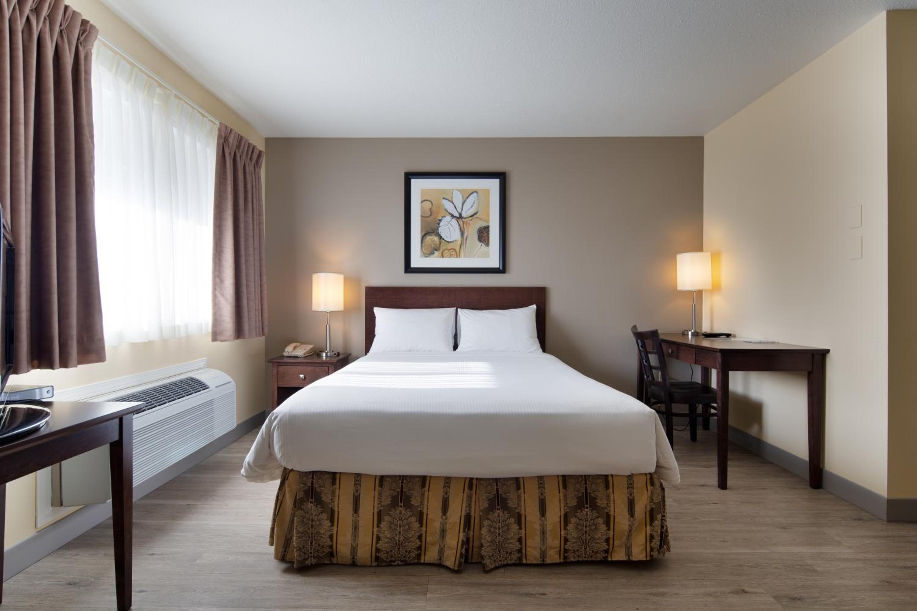Deluxe Suite with Two Queen Beds - Photo 10