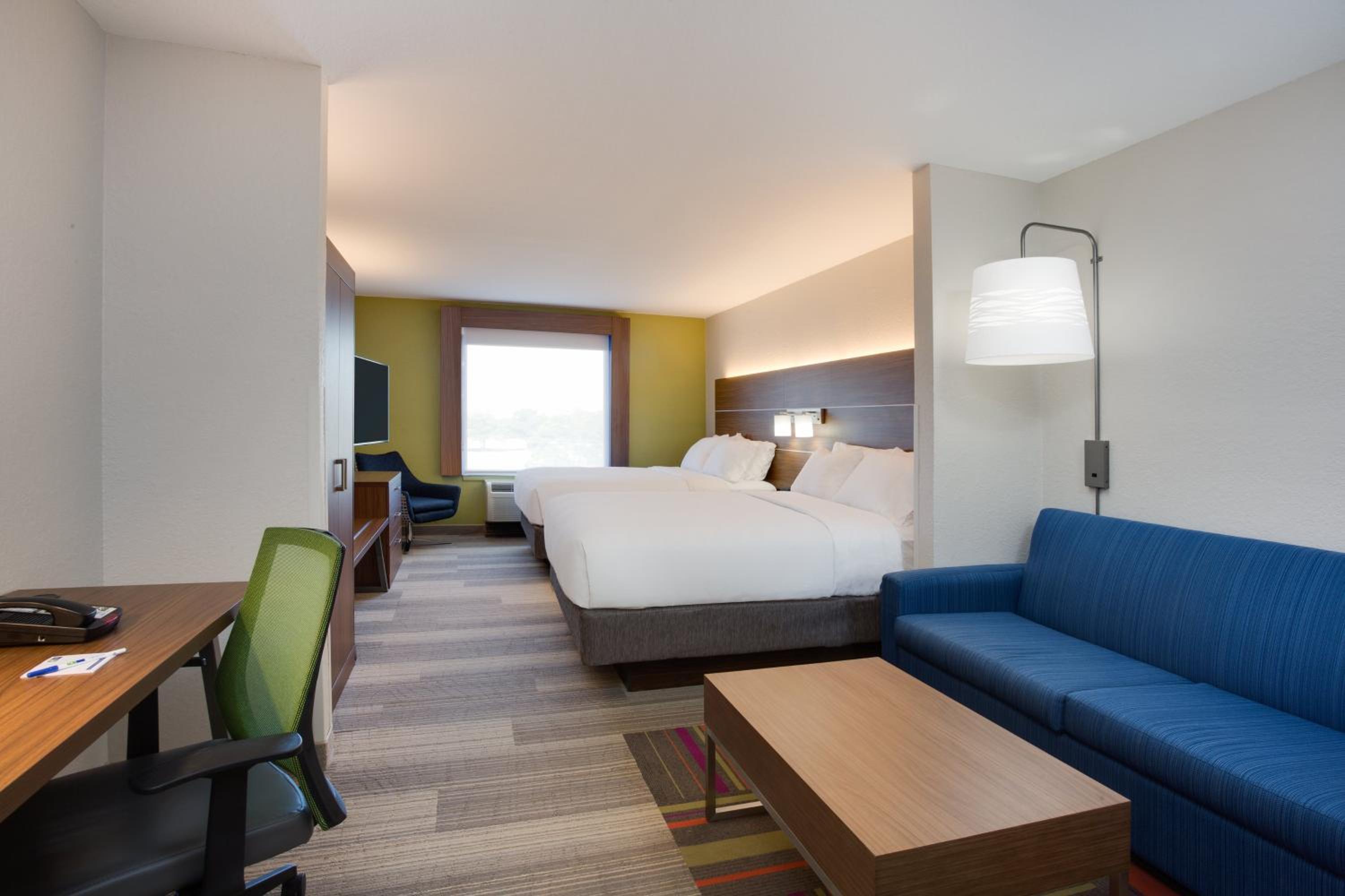 Queen Suite with Two Queen Beds - Photo 4