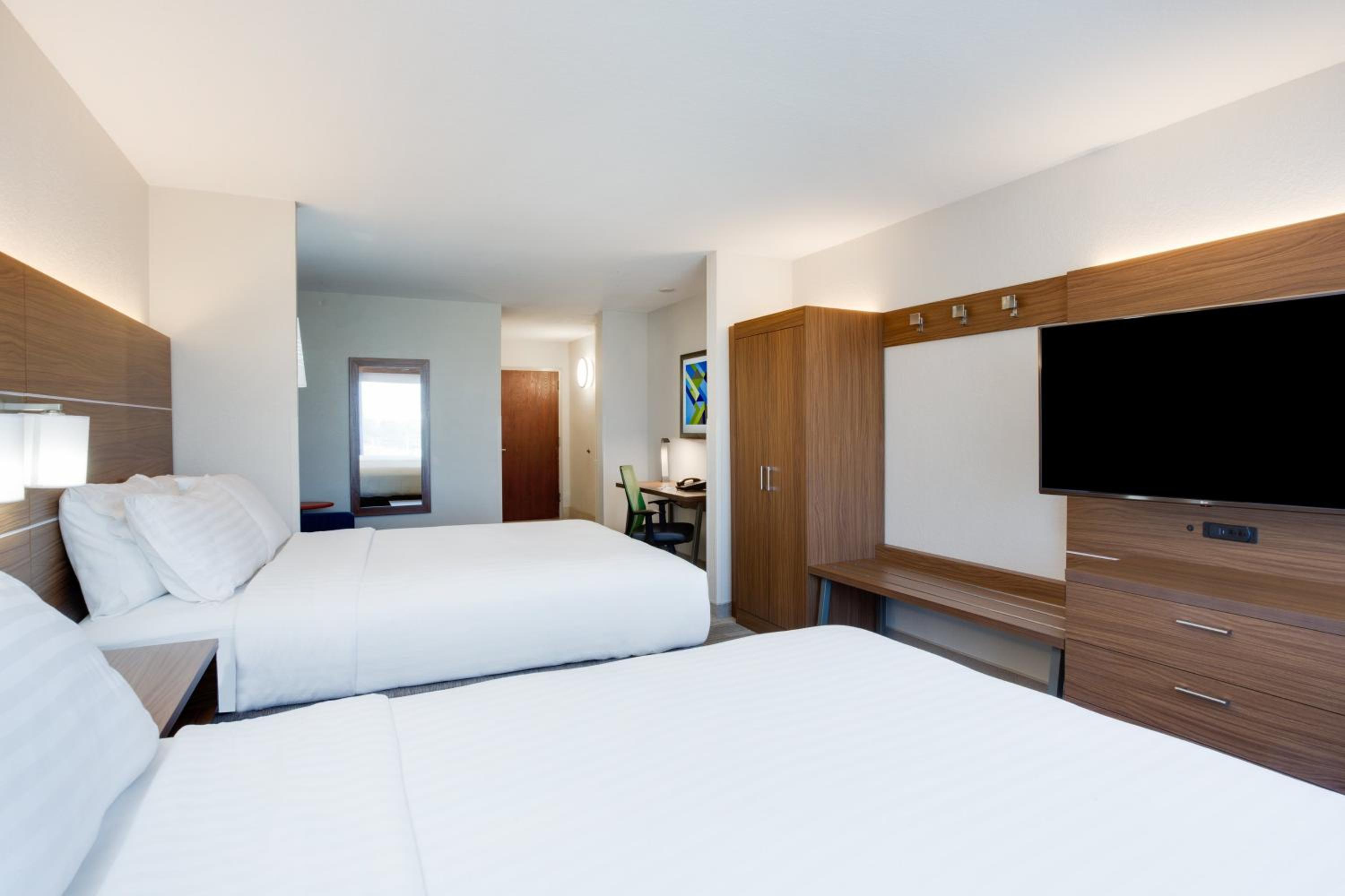 Queen Suite with Two Queen Beds - Photo 3