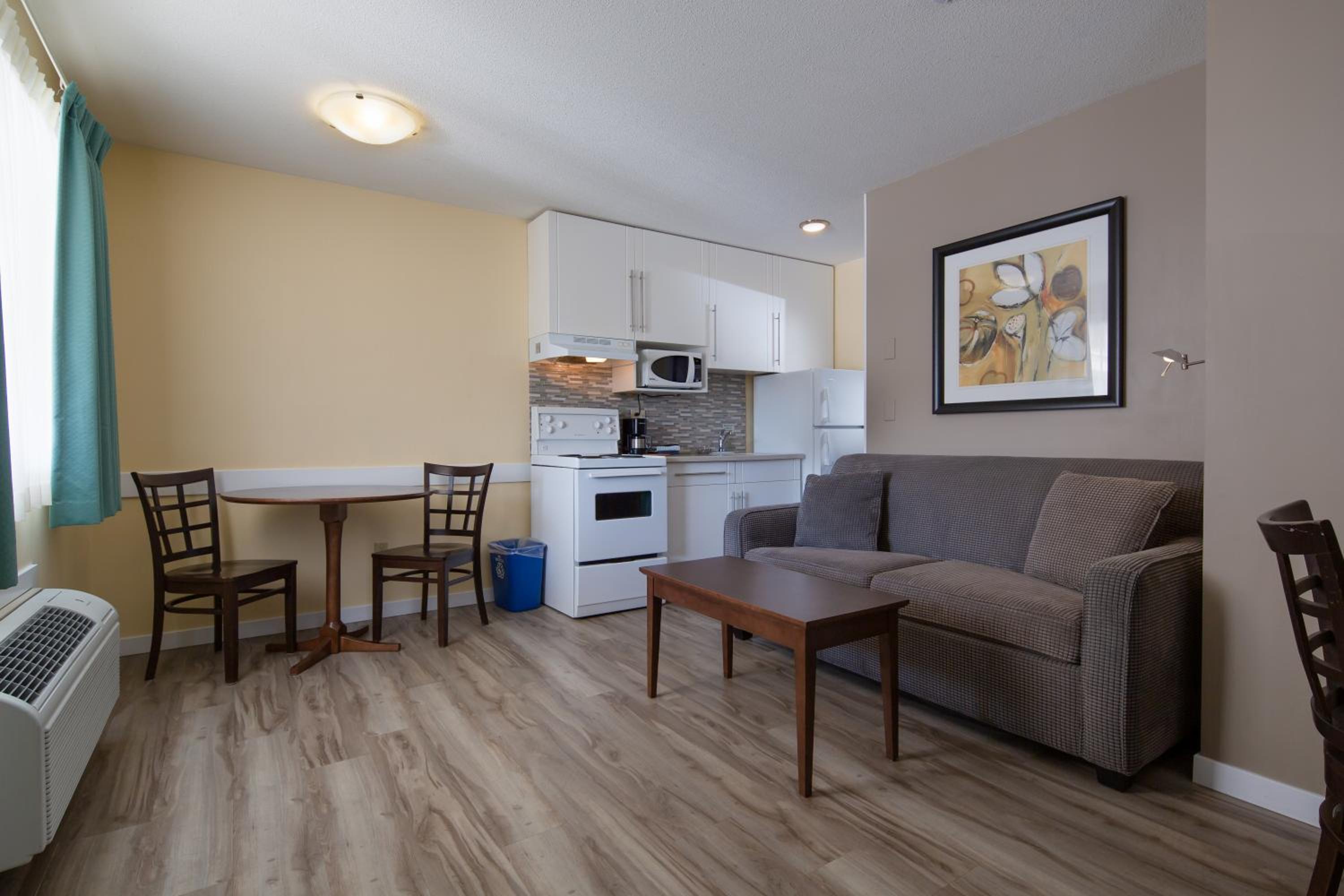 One-Bedroom Suite with Kitchen - Photo 3