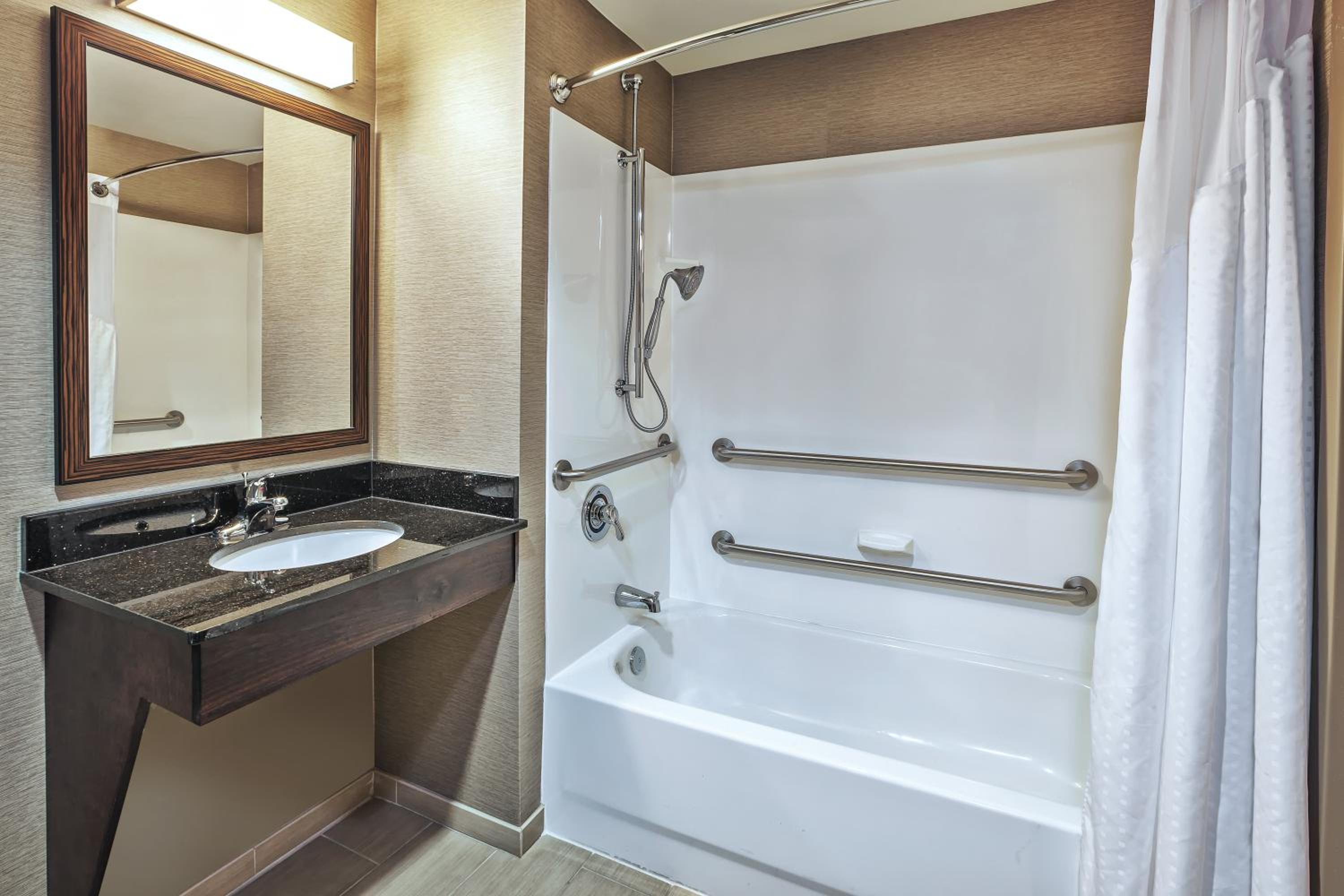 Standard King Room with Mobility Accessible Tub - Photo 3