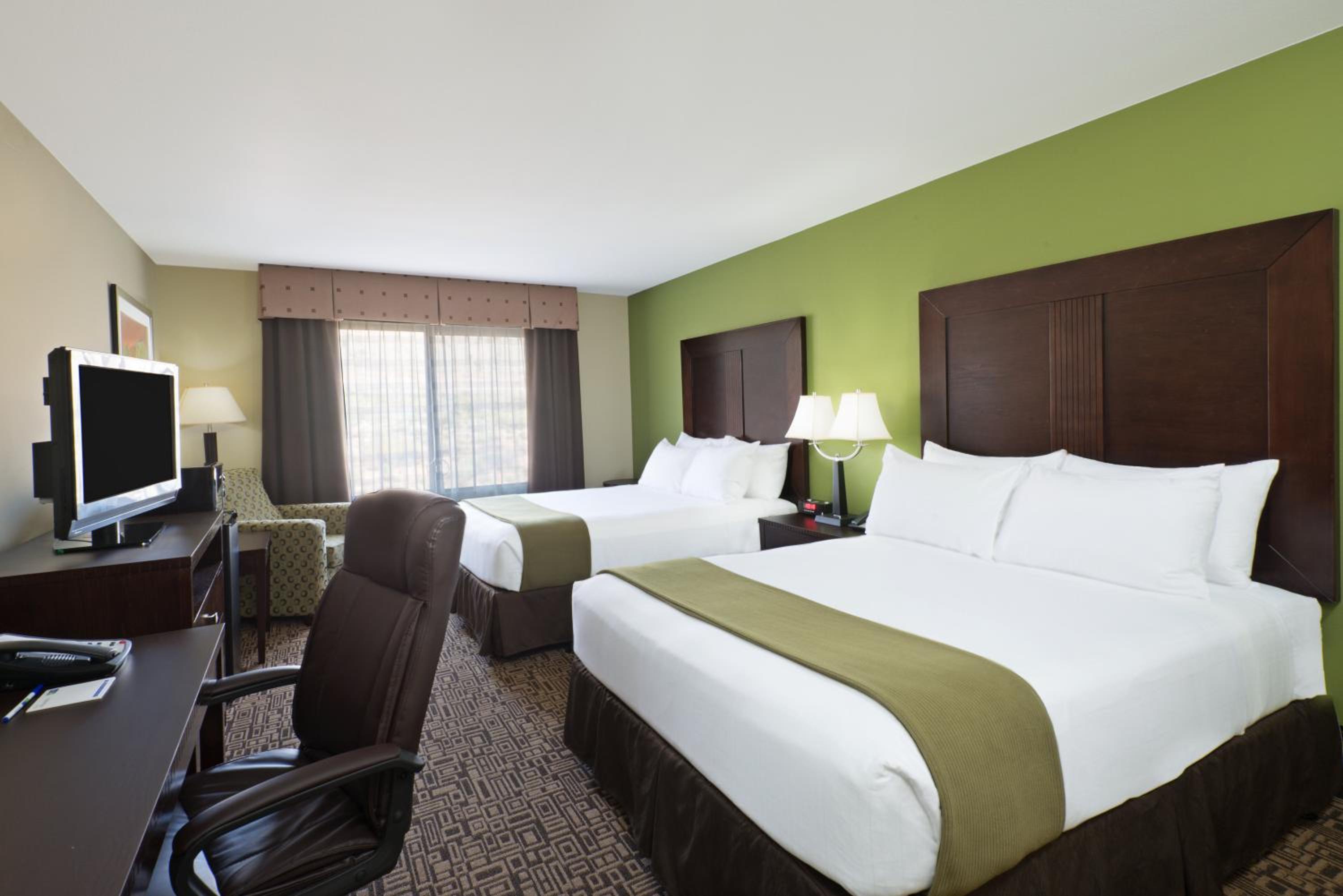 Standard Queen Room with Two Queen Beds photo 2