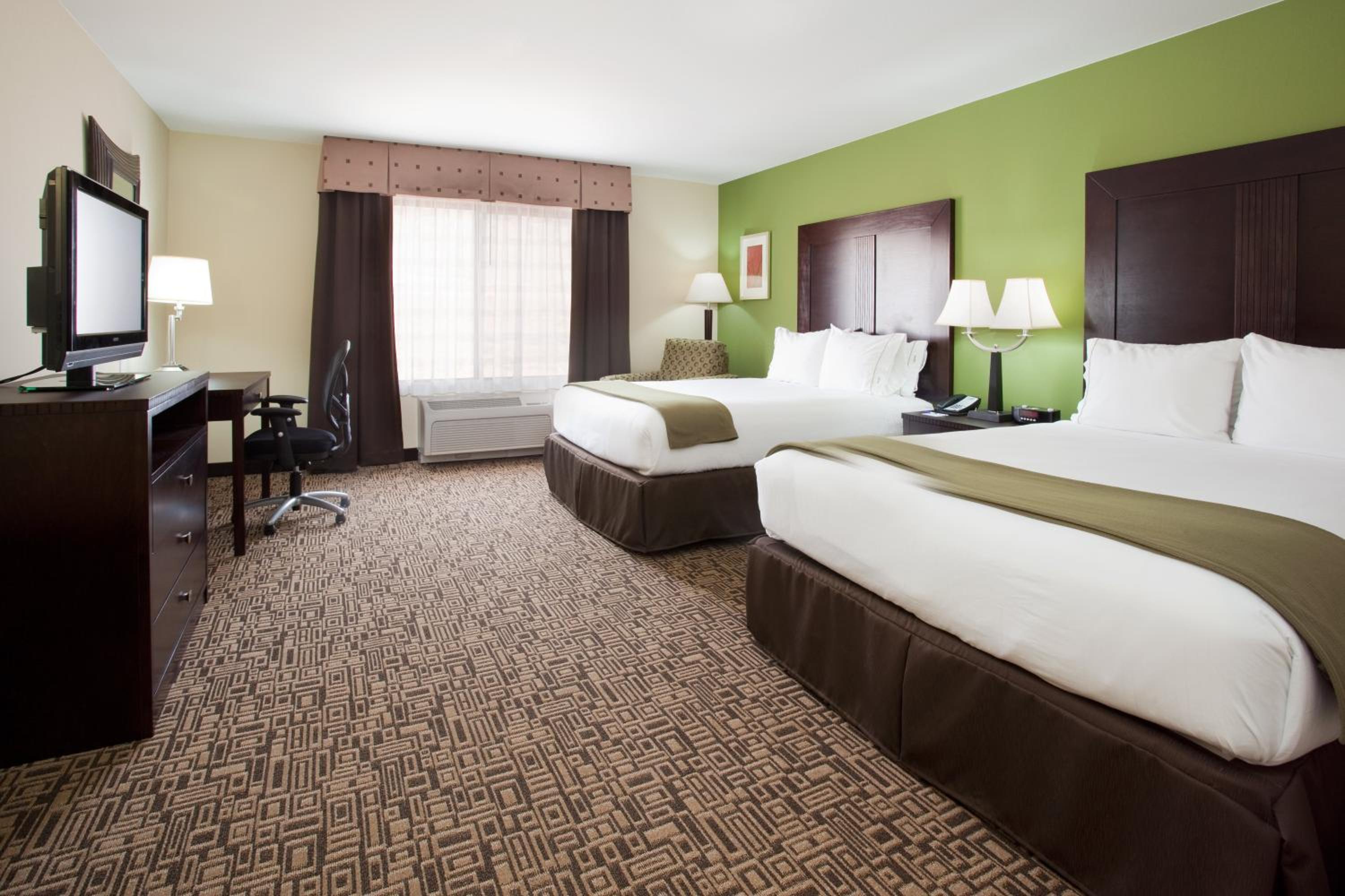 Standard Queen Room with Two Queen Beds and Mobility Accessible Tub - Photo 2