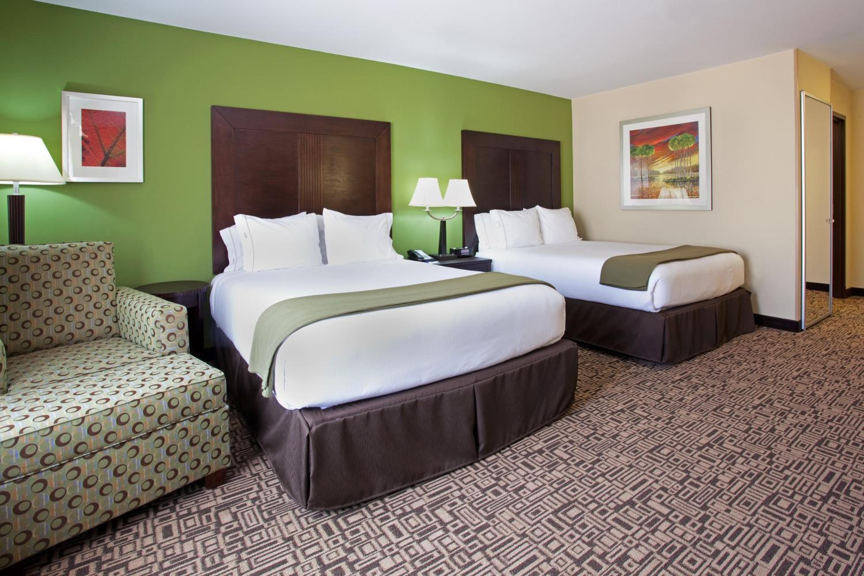 Standard Queen Room with Two Queen Beds - Photo 2