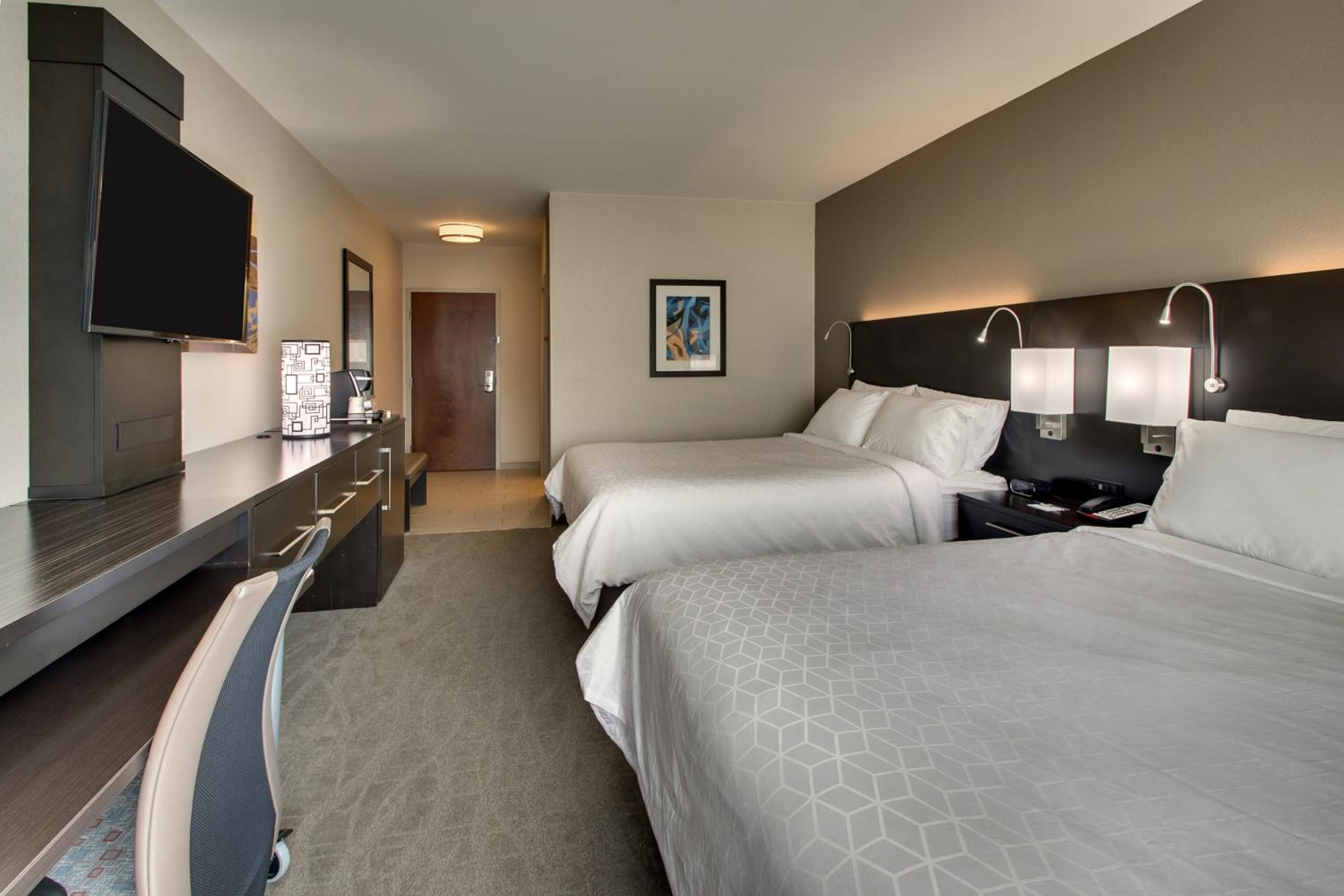 Standard Queen Room with Two Queen Beds - Communications Accessible photo 2