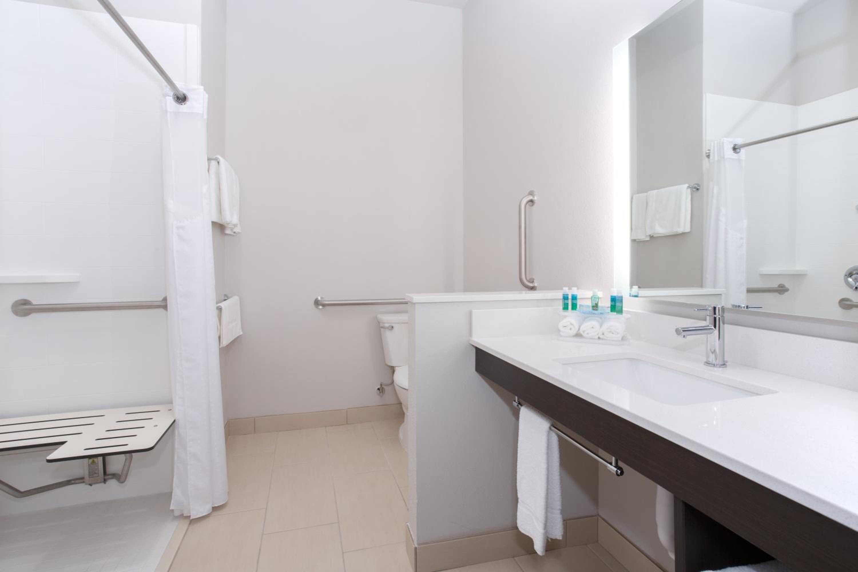 King Room with Hearing Accessible Roll In Shower - Non-Smoking photo 3