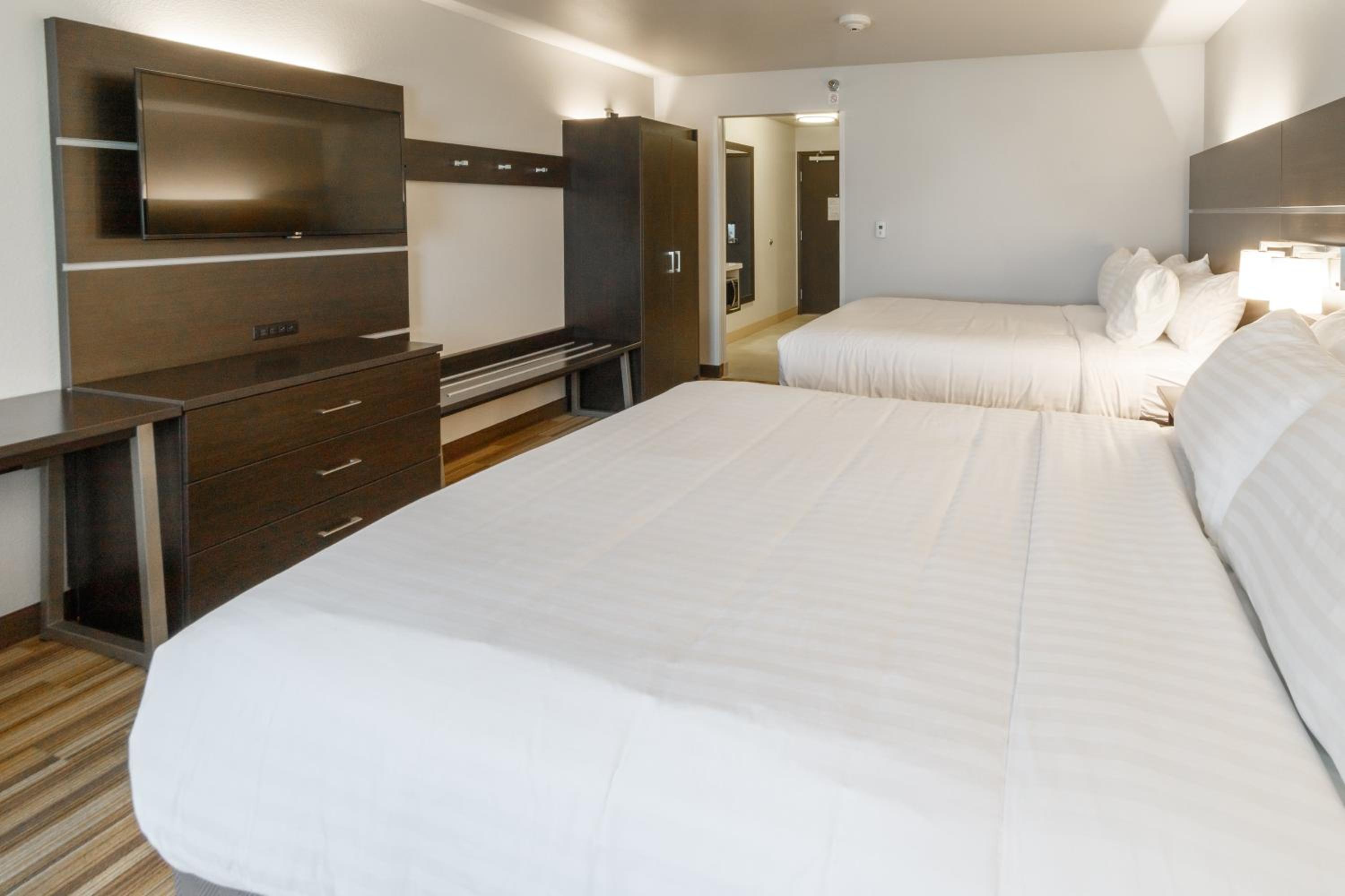 Queen Suite with Two Queen Beds photo 2