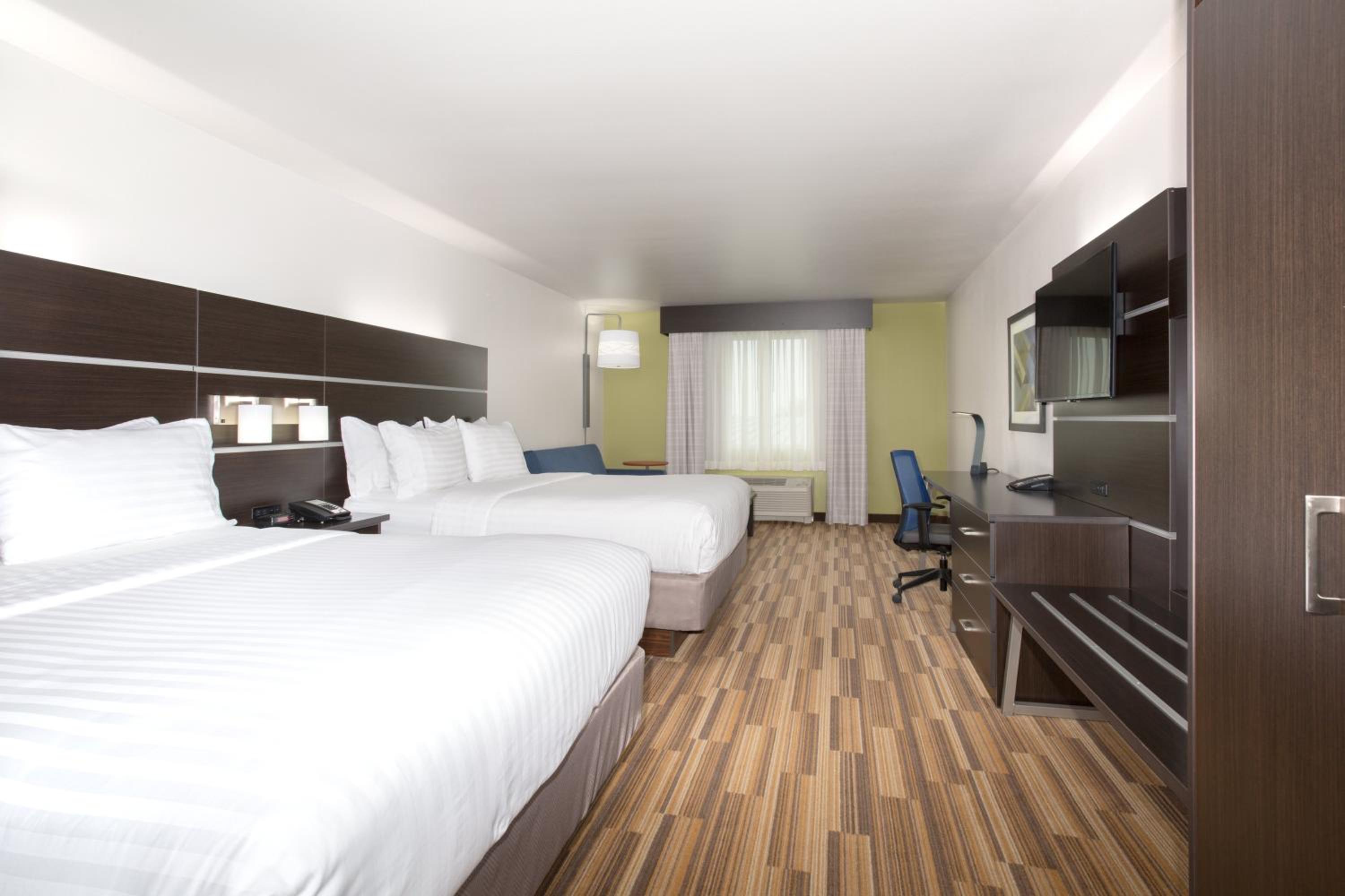 Queen Suite with Two Queen Beds photo 1