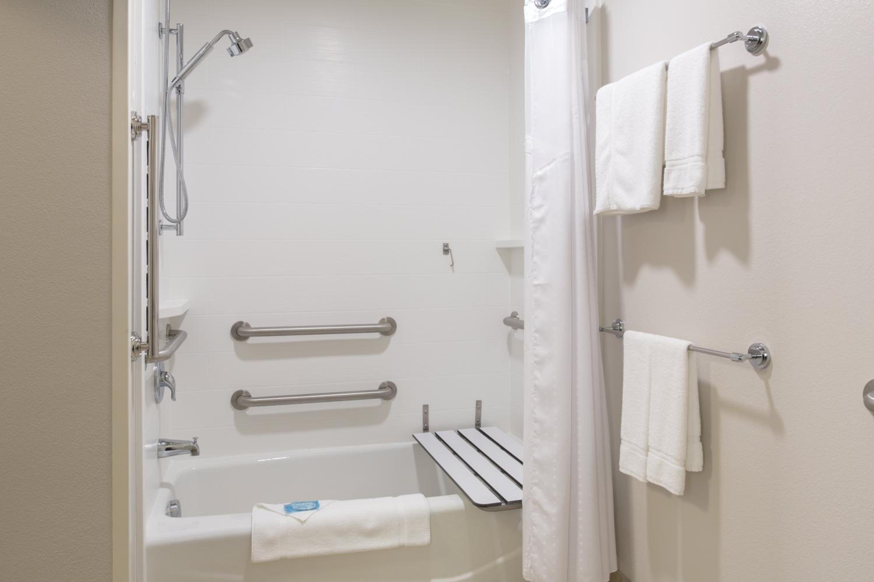 Standard Queen Room with Two Queen Beds and Mobility Accessible Tub photo 2