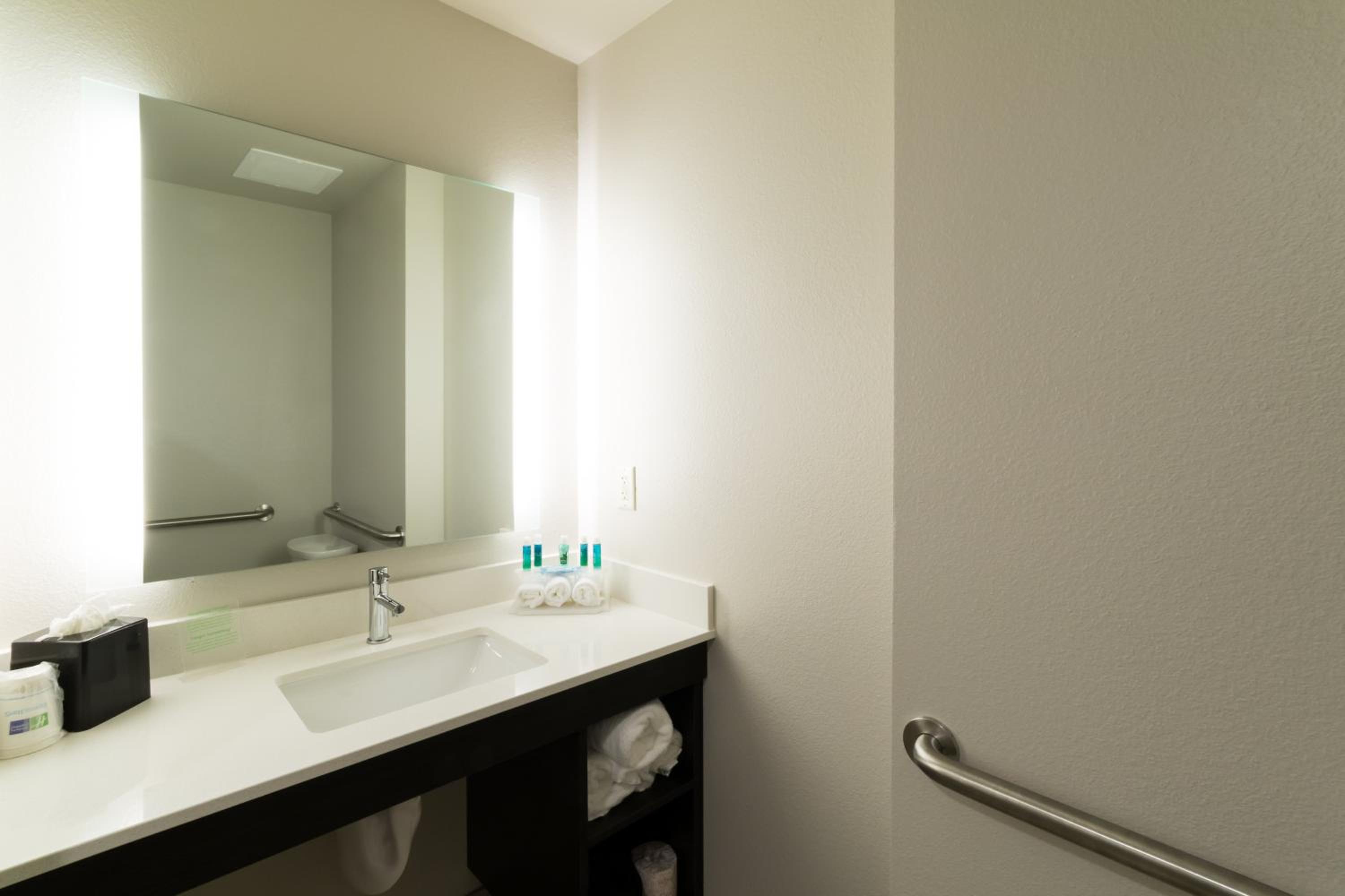 Standard Queen Room with Two Queen Beds and Mobility Accessible Tub photo 3