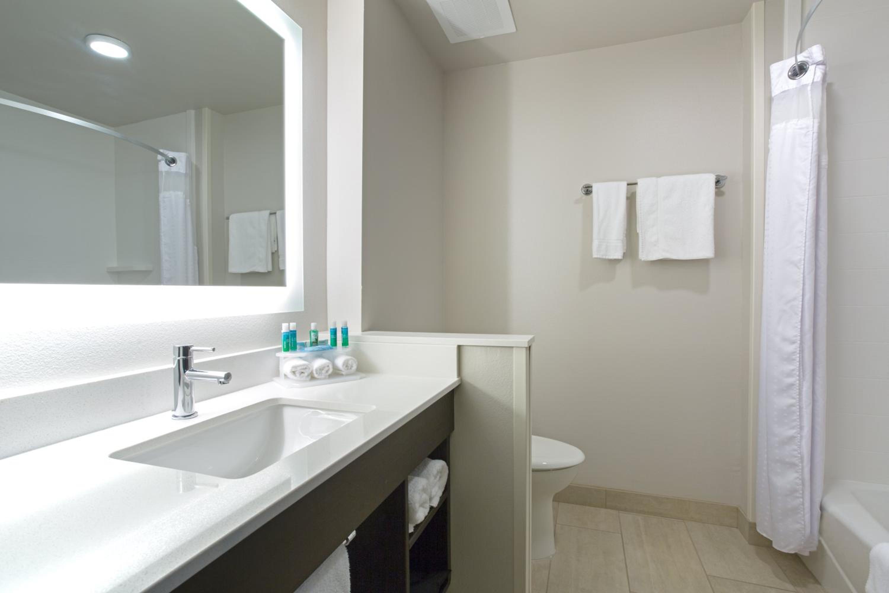 Standard King Room - Communications Accessible photo 2