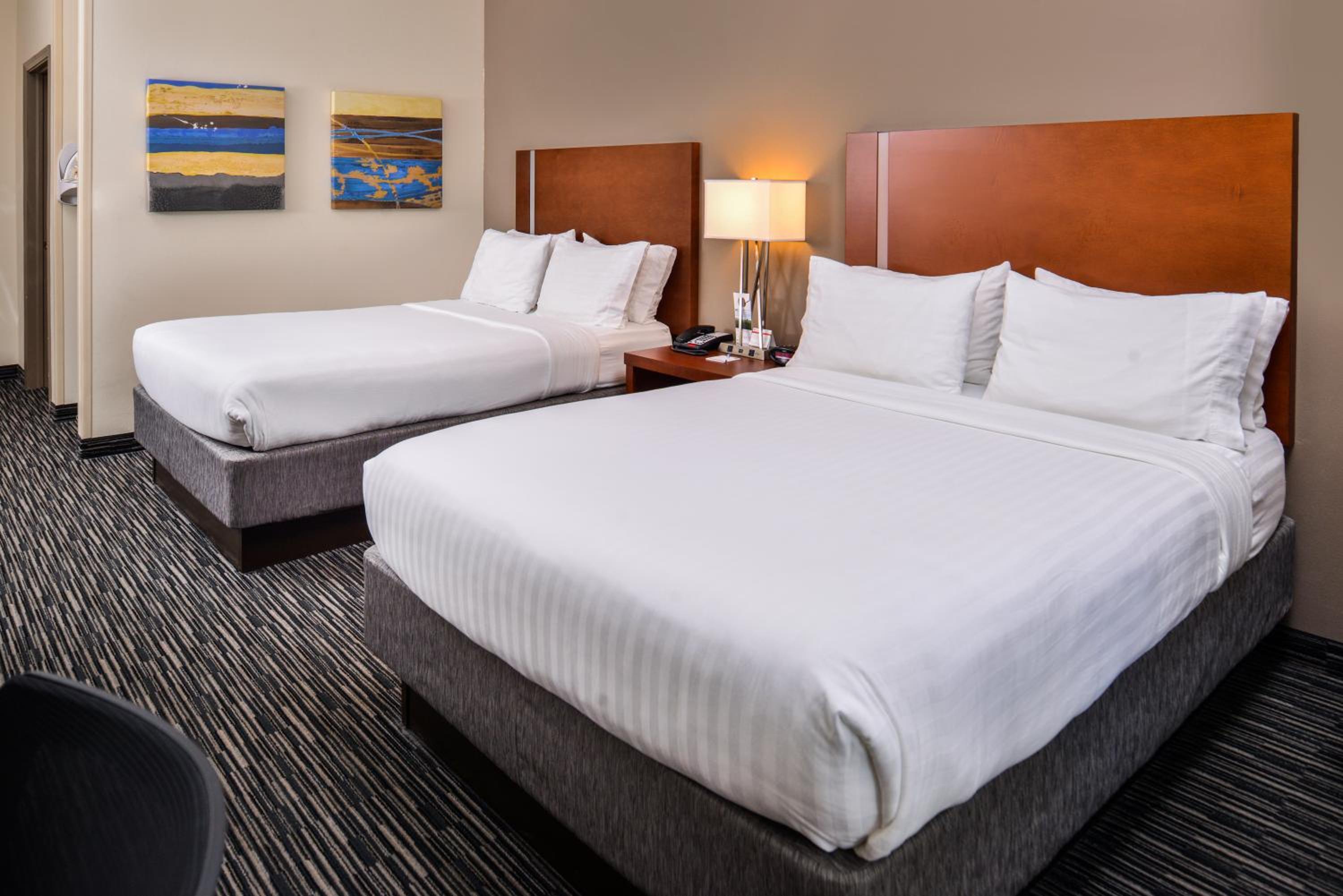 Standard Queen Room with Two Queen Beds and Mobility Accessible Tub photo 1