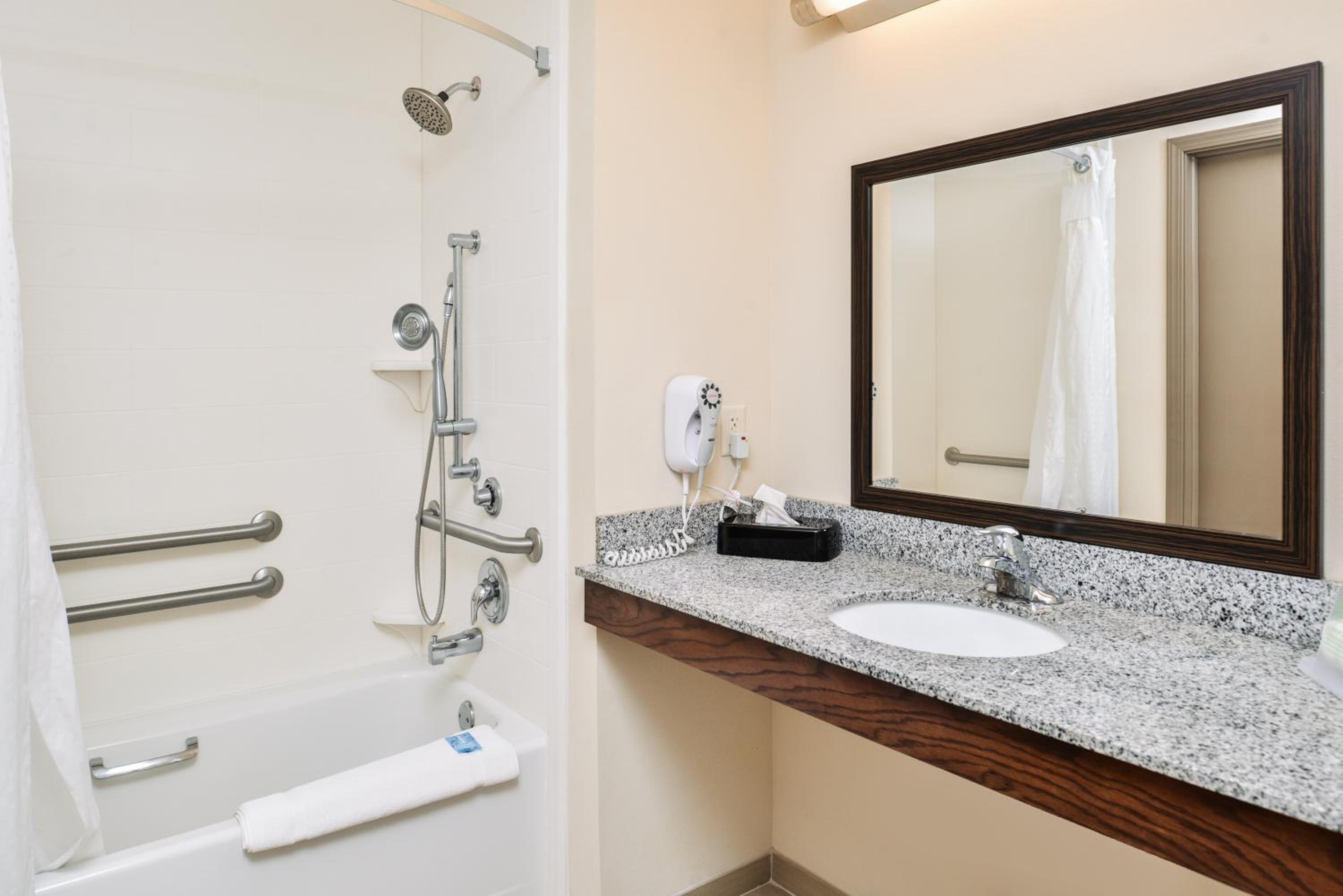 Standard Queen Room with Two Queen Beds and Mobility Accessible Tub photo 2