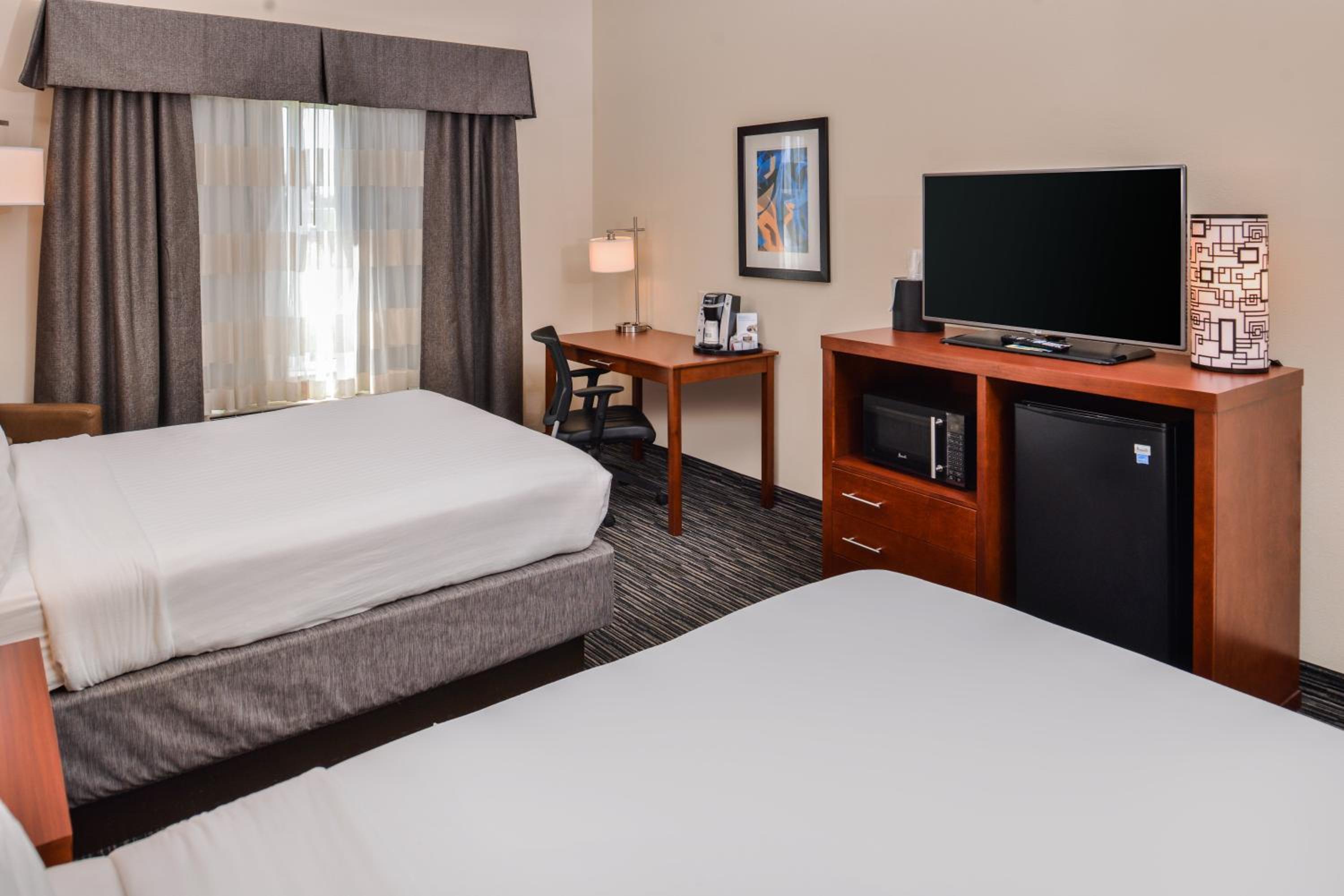 Queen Room with Two Queen Beds - Hearing Accessible/Non-Smoking photo 2