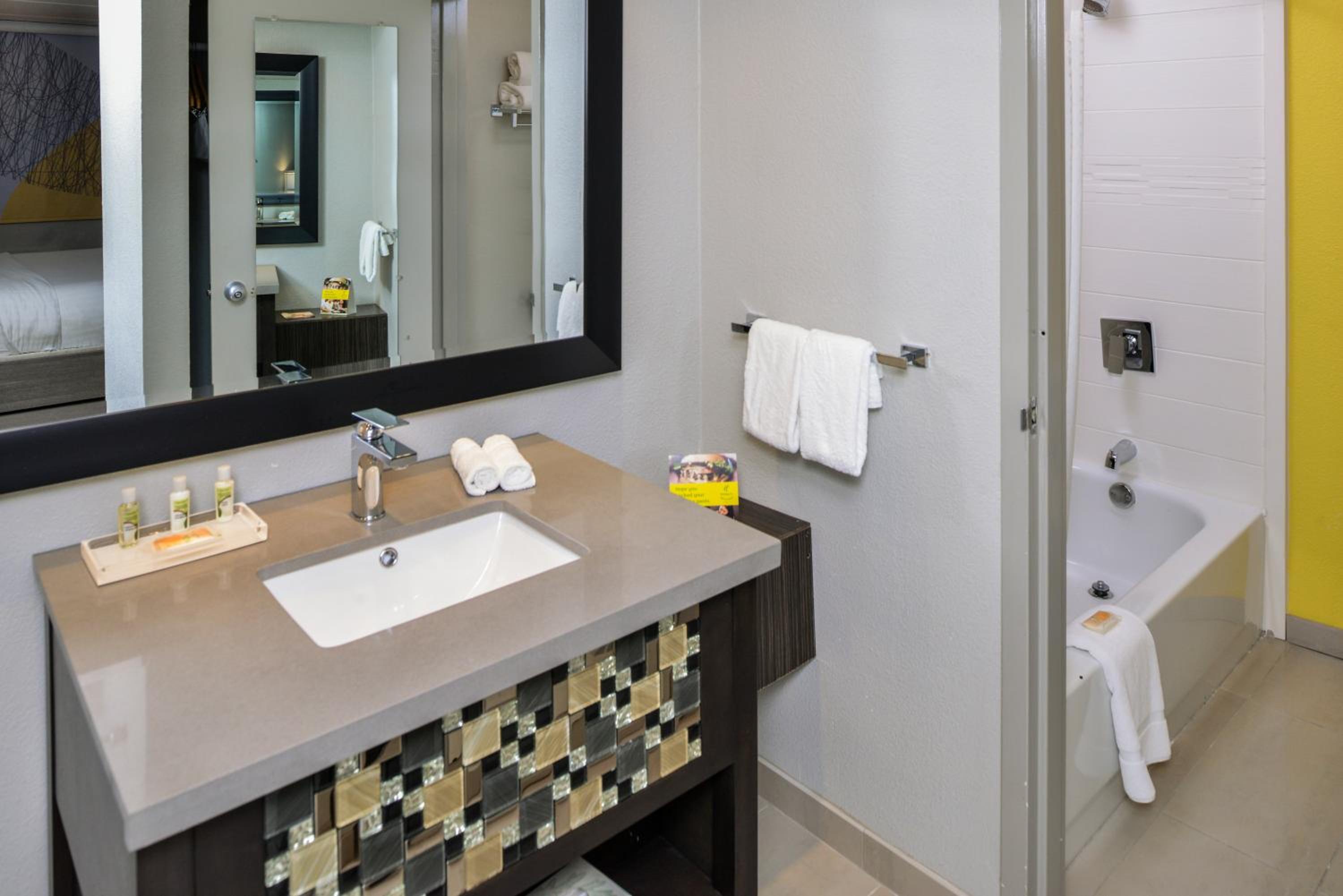 Standard King Room with Mobility Accessible Tub photo 3