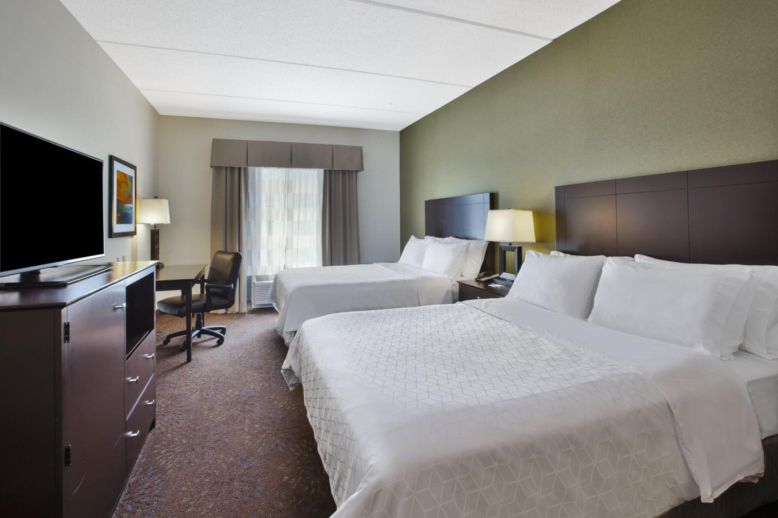 Queen Suite with Two Queen Beds and Sofa Bed photo 3