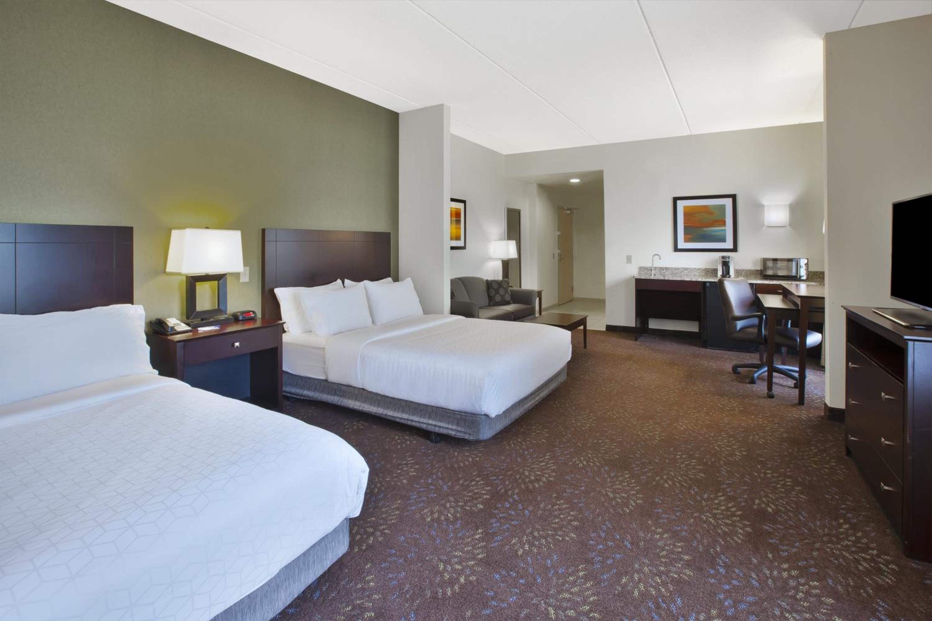 Standard Queen Room with Two Queen Beds and Mobility Accessible Tub photo 3