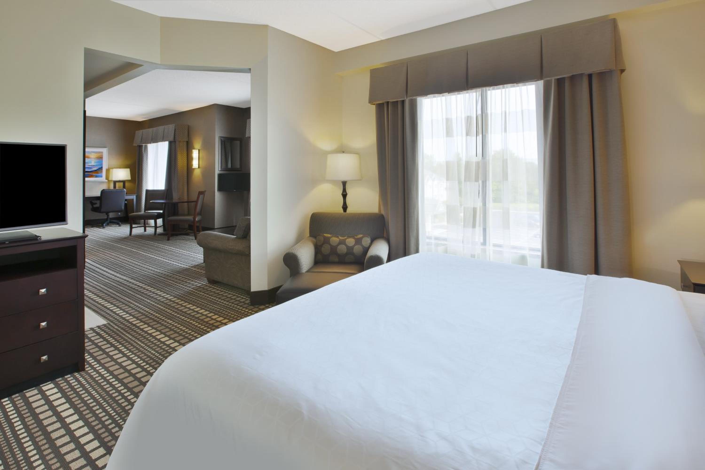 King Suite with Jetted Tub photo 1