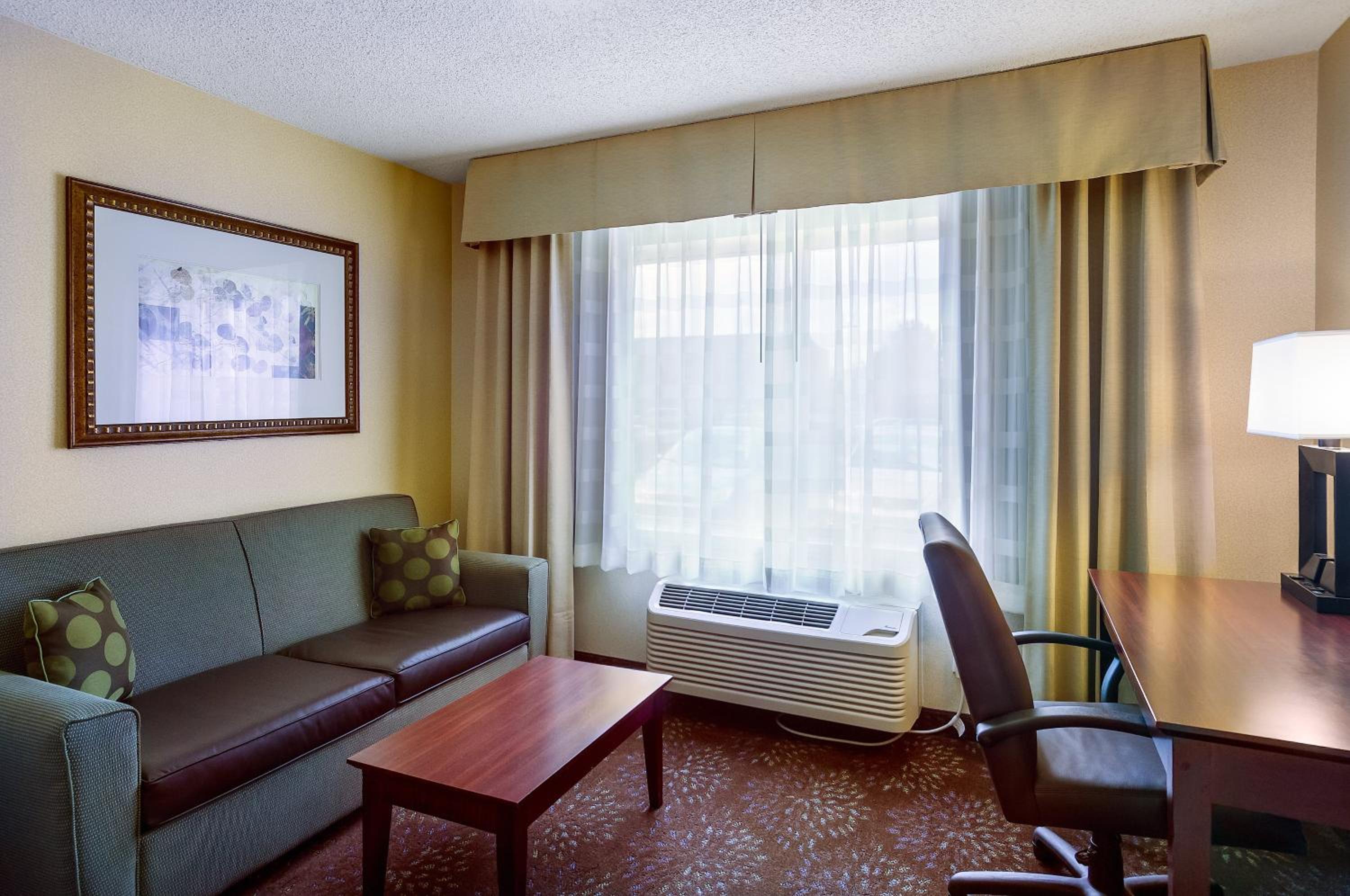 Queen Suite with Two Queen Beds - Photo 2