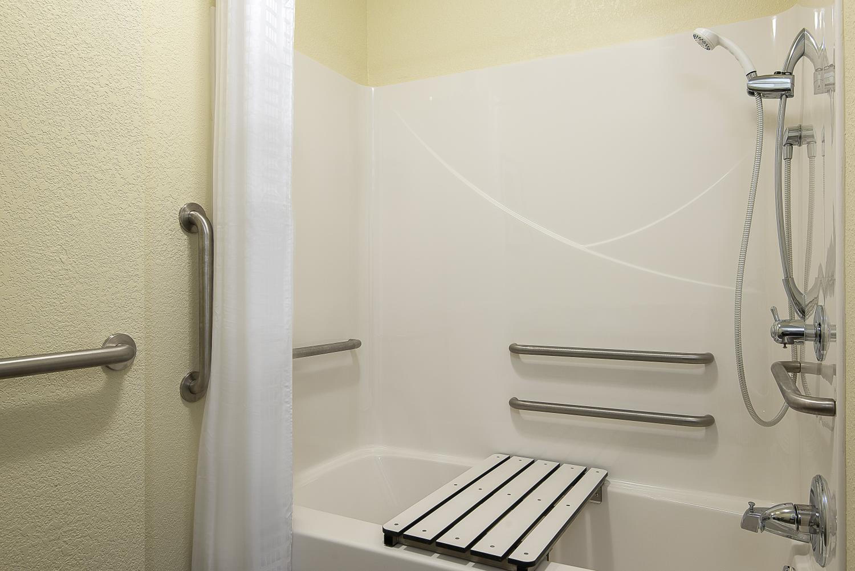 King Room - Disability Access Tub/Non-Smoking photo 3