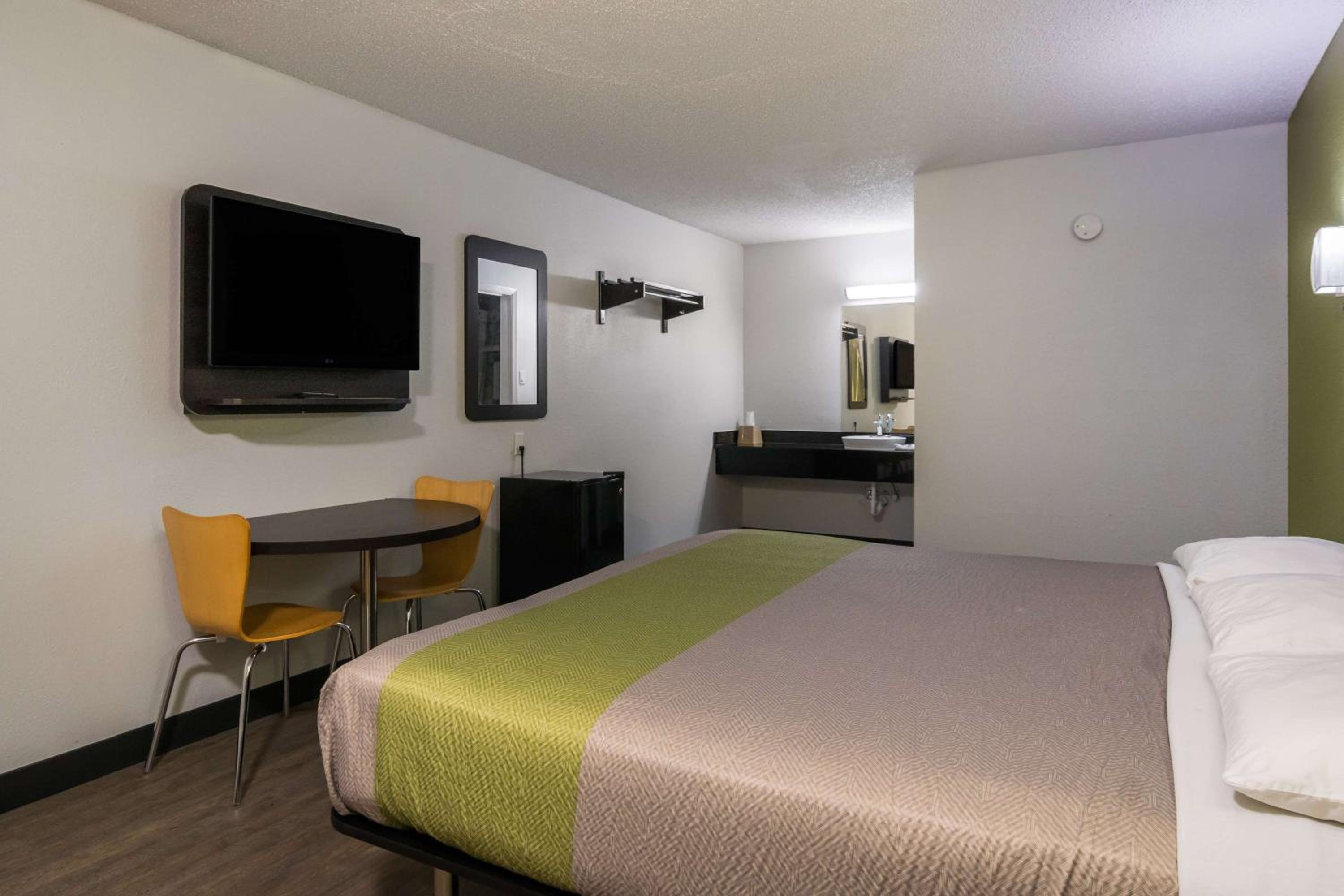 Deluxe King Room - Non-Smoking - Photo 1