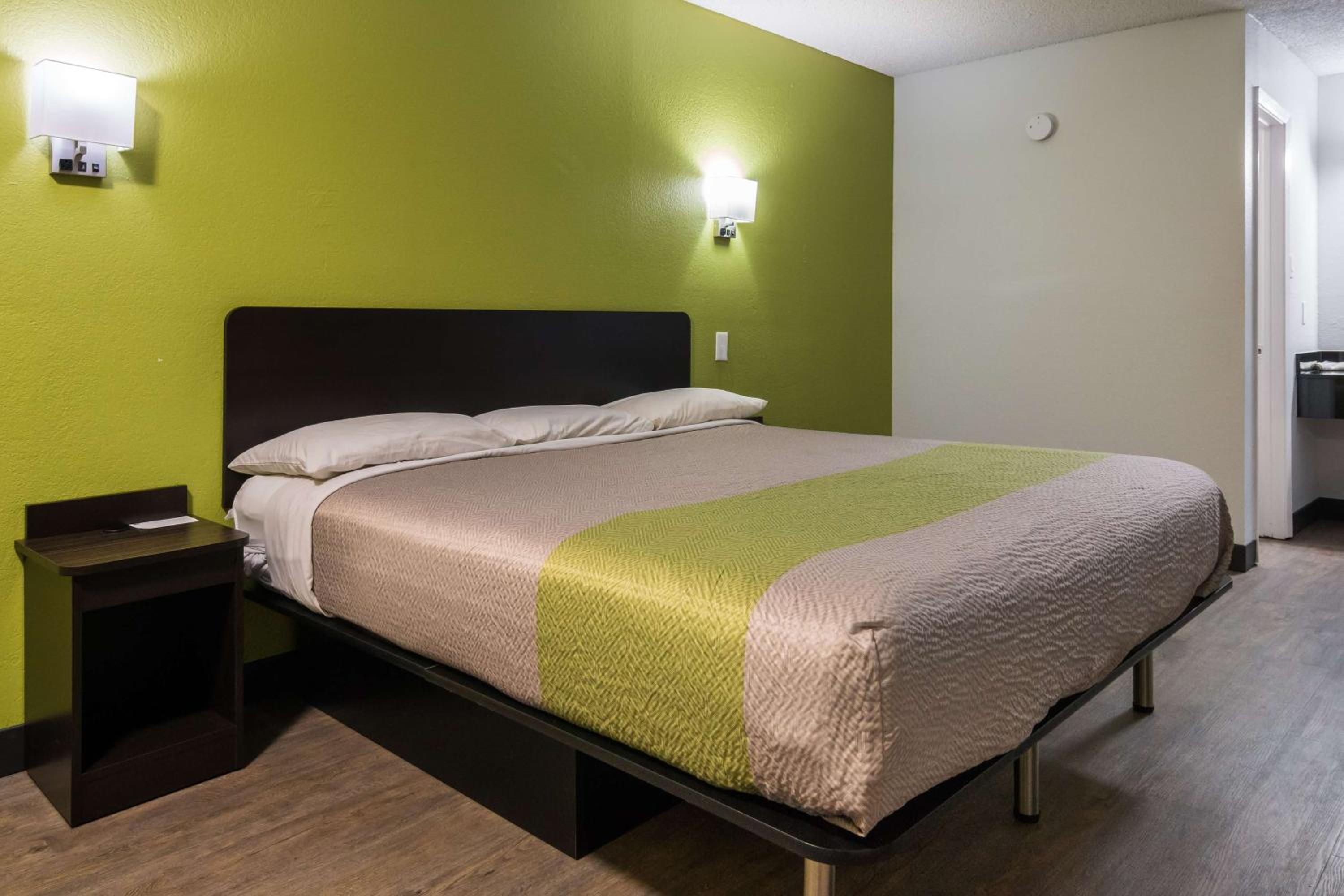 Deluxe King Room - Non-Smoking - Photo 5