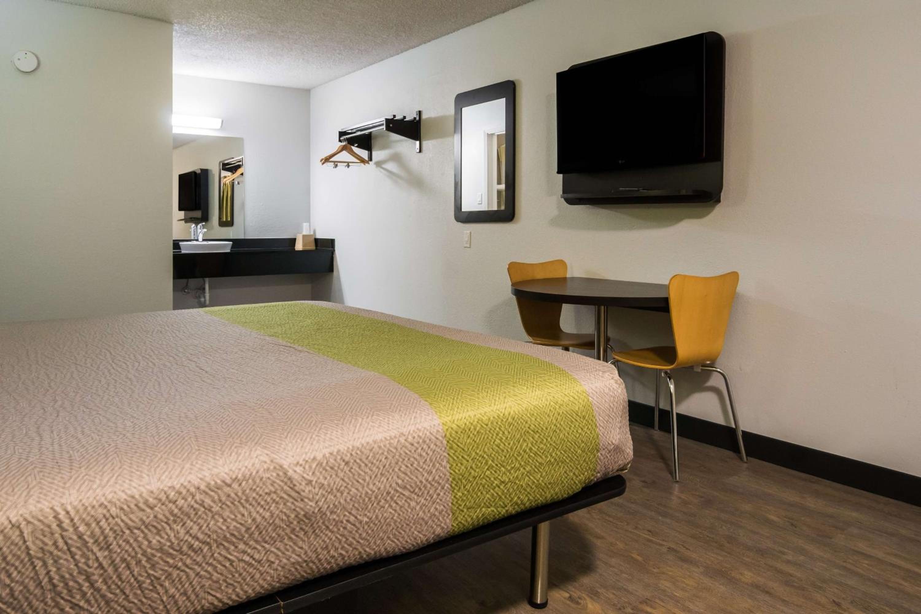 Deluxe King Room - Non-Smoking - Photo 6