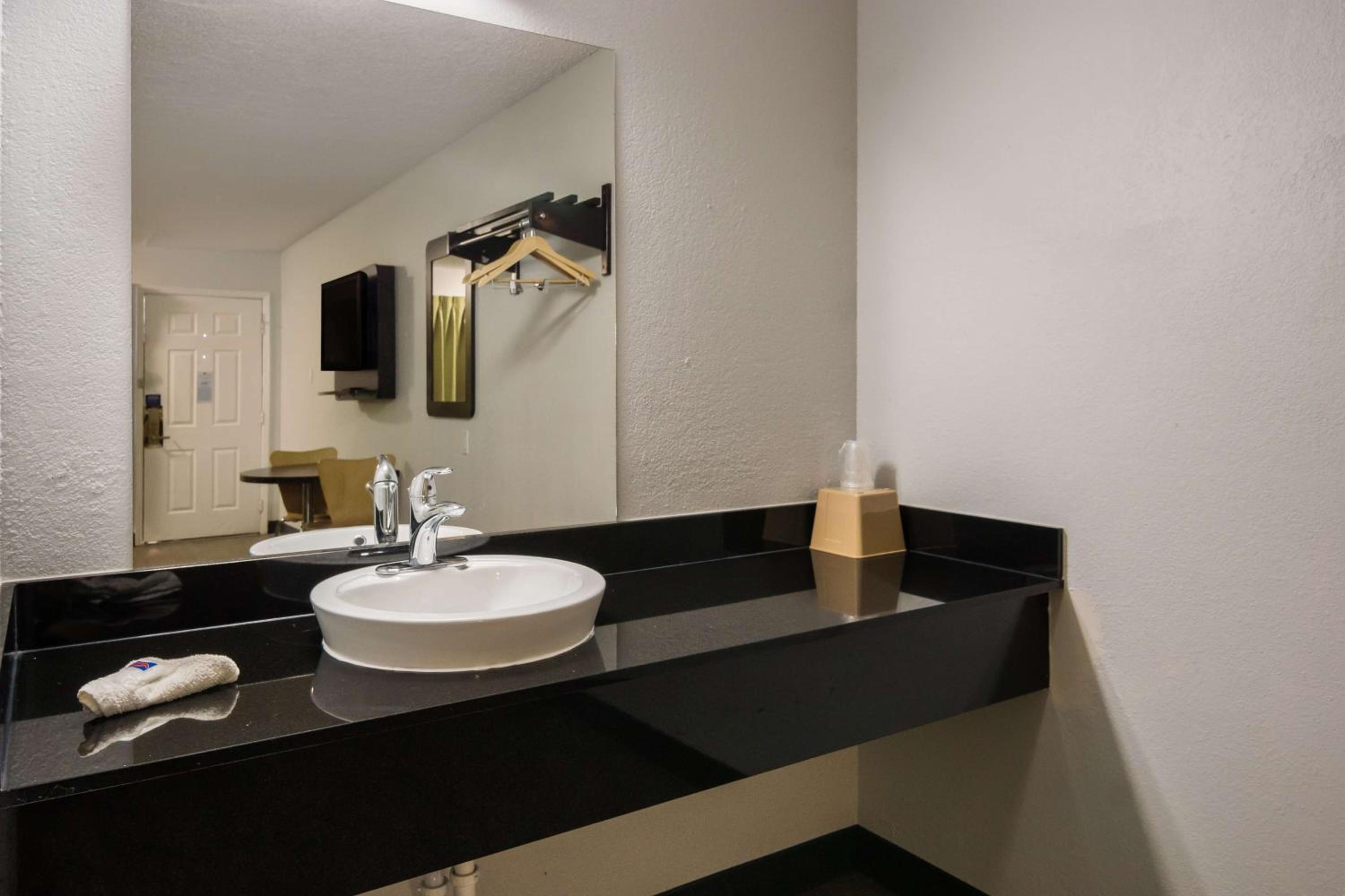 Deluxe Quadruple Room - Non-Smoking - Photo 7