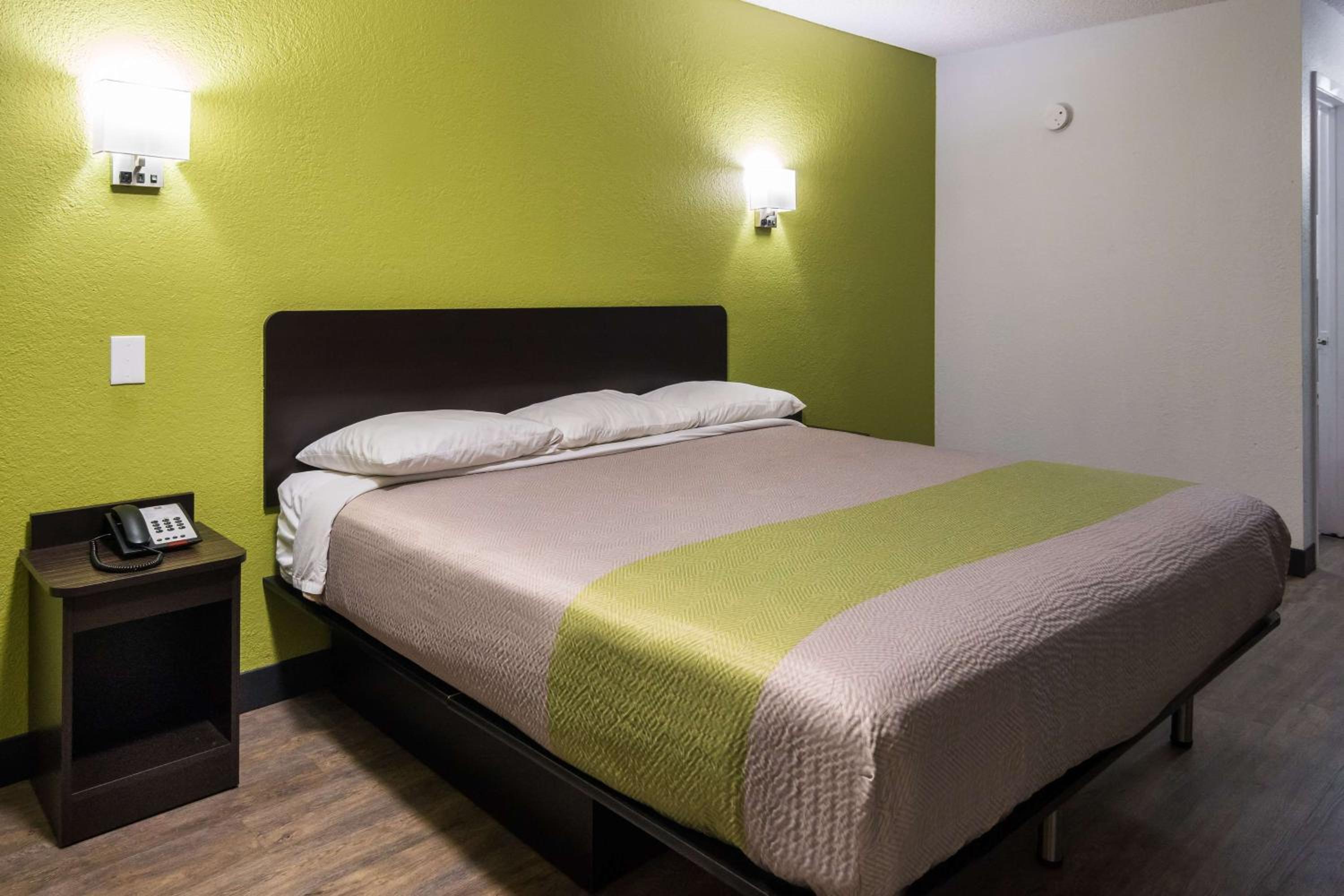 Deluxe King Room - Non-Smoking - Photo 8
