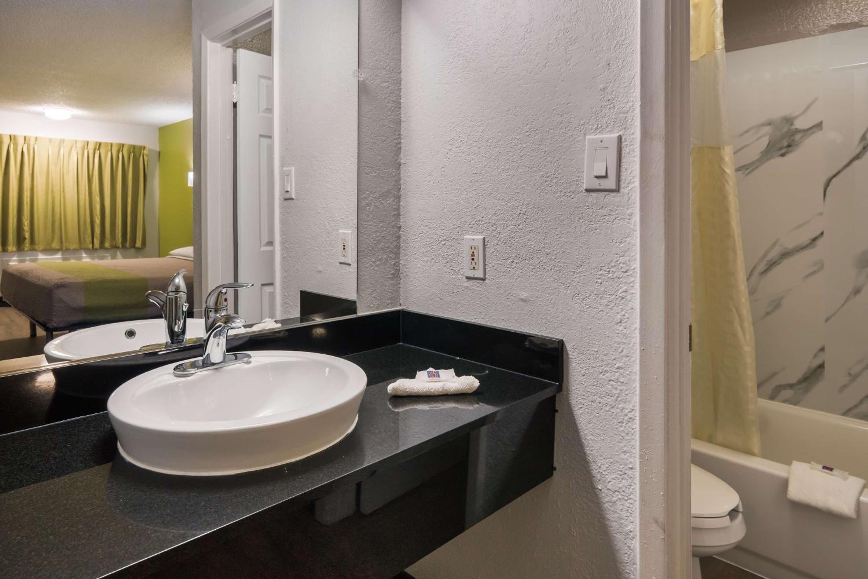 Deluxe Quadruple Room - Non-Smoking - Photo 2