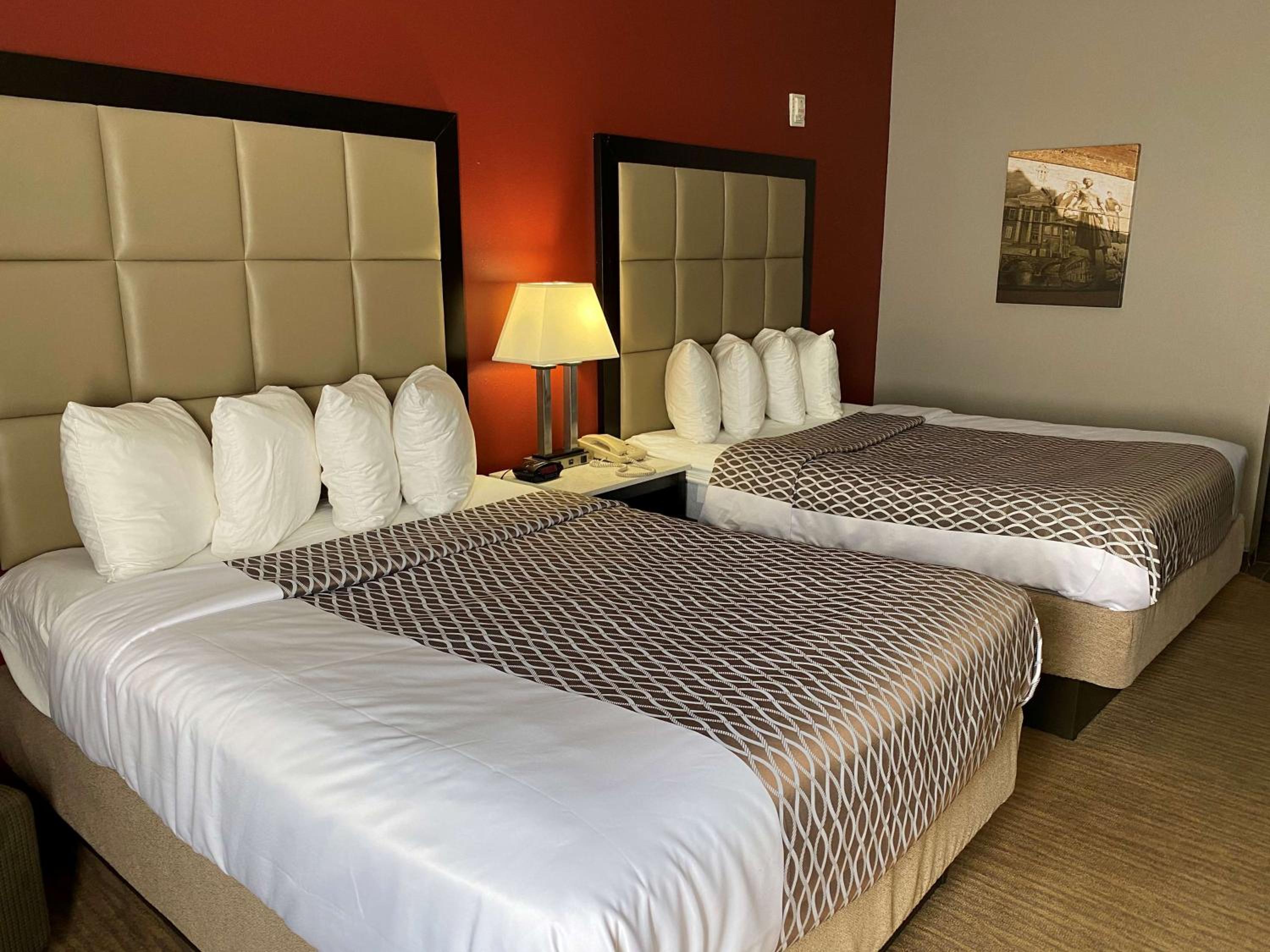 Queen Room with Two Queen Beds - Non-Smoking photo 2