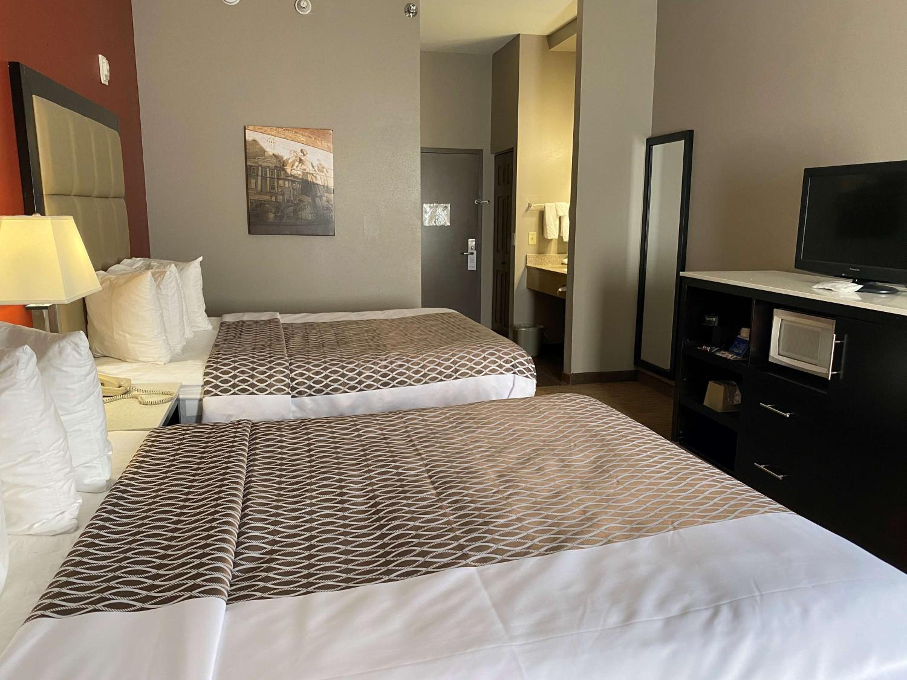 Queen Room with Two Queen Beds - Non-Smoking photo 3