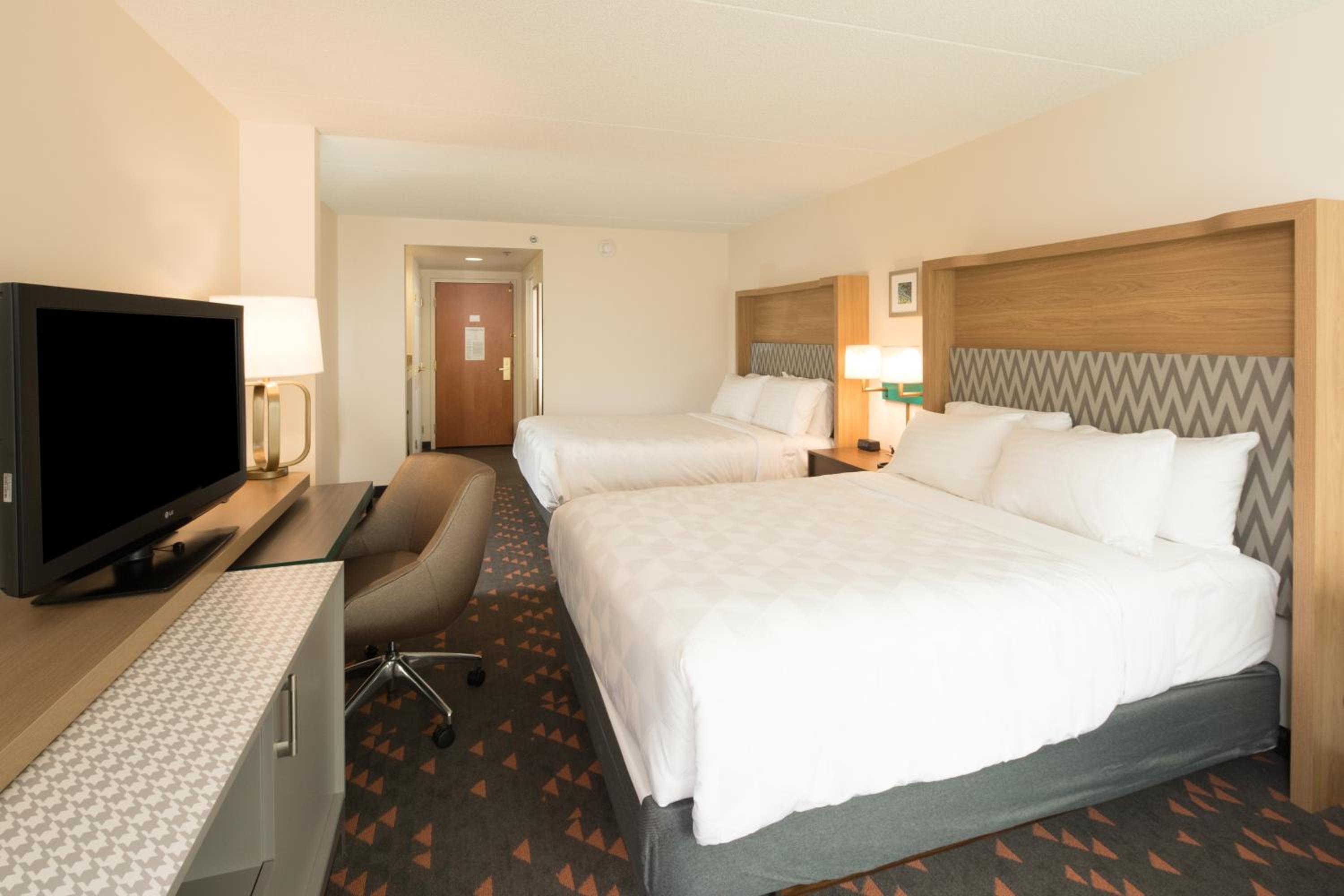 Standard Queen Room with Two Queen Beds - Photo 7