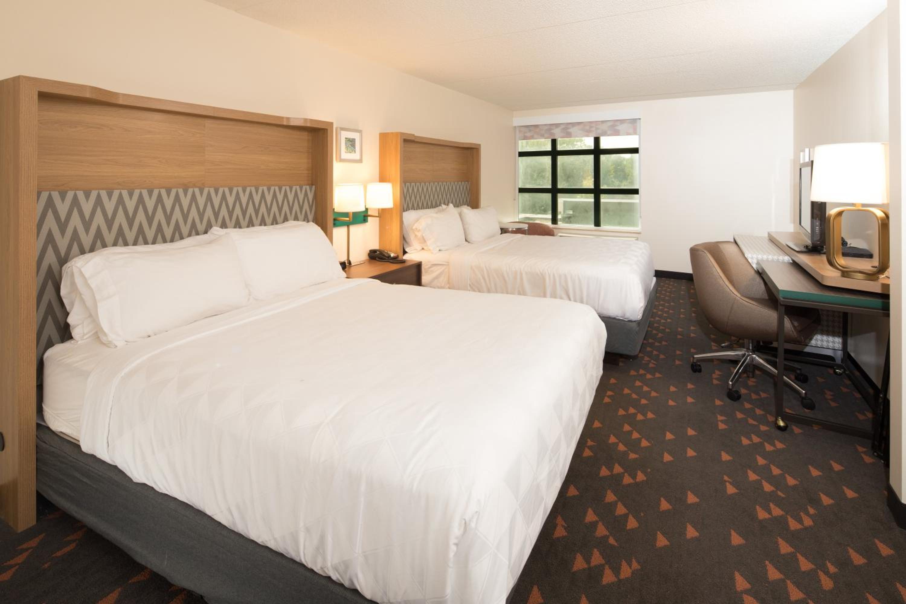 Standard Queen Room with Two Queen Beds - Photo 3
