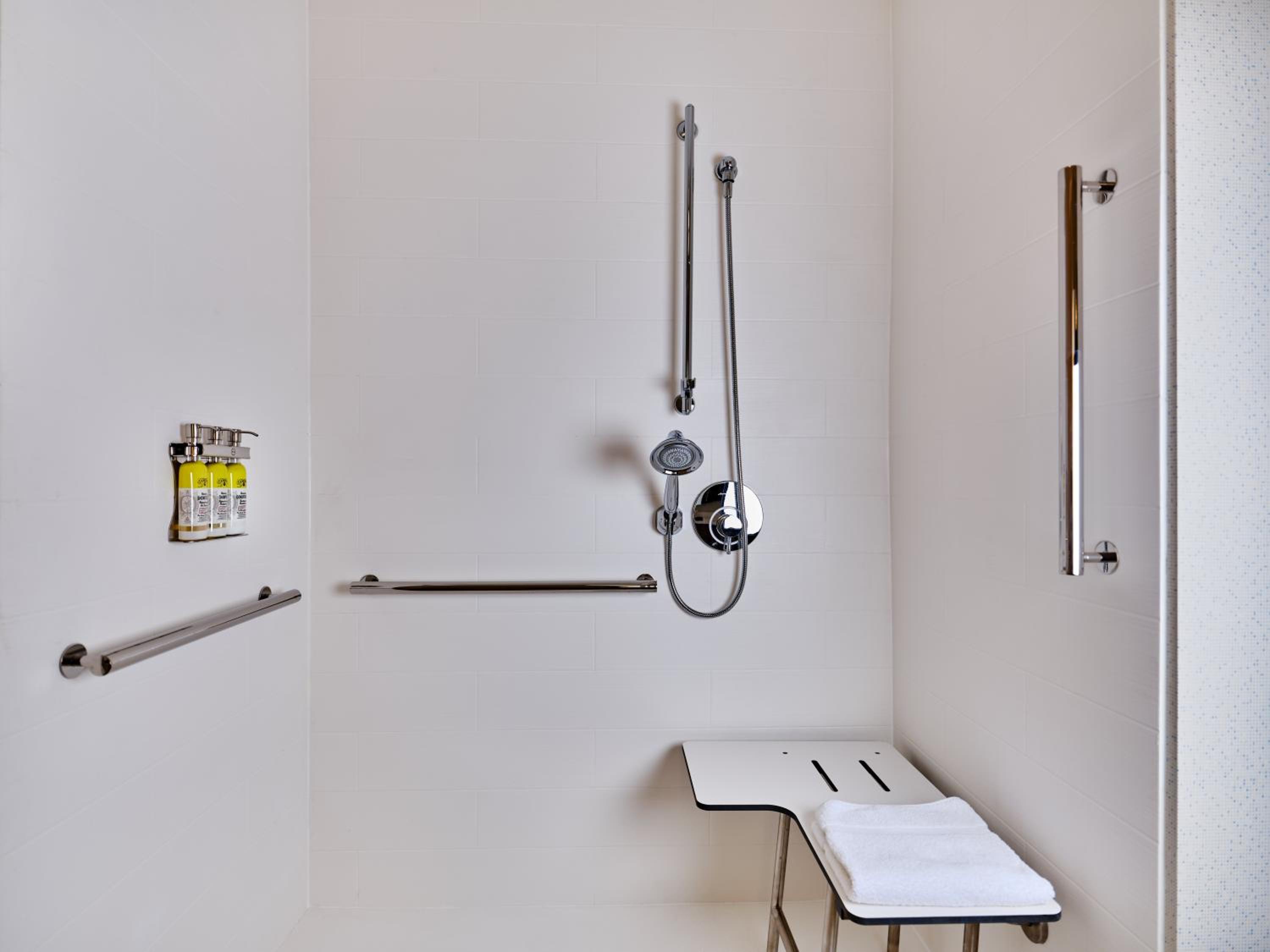 King Room - Hearing Accessible - Roll-in Shower photo 2