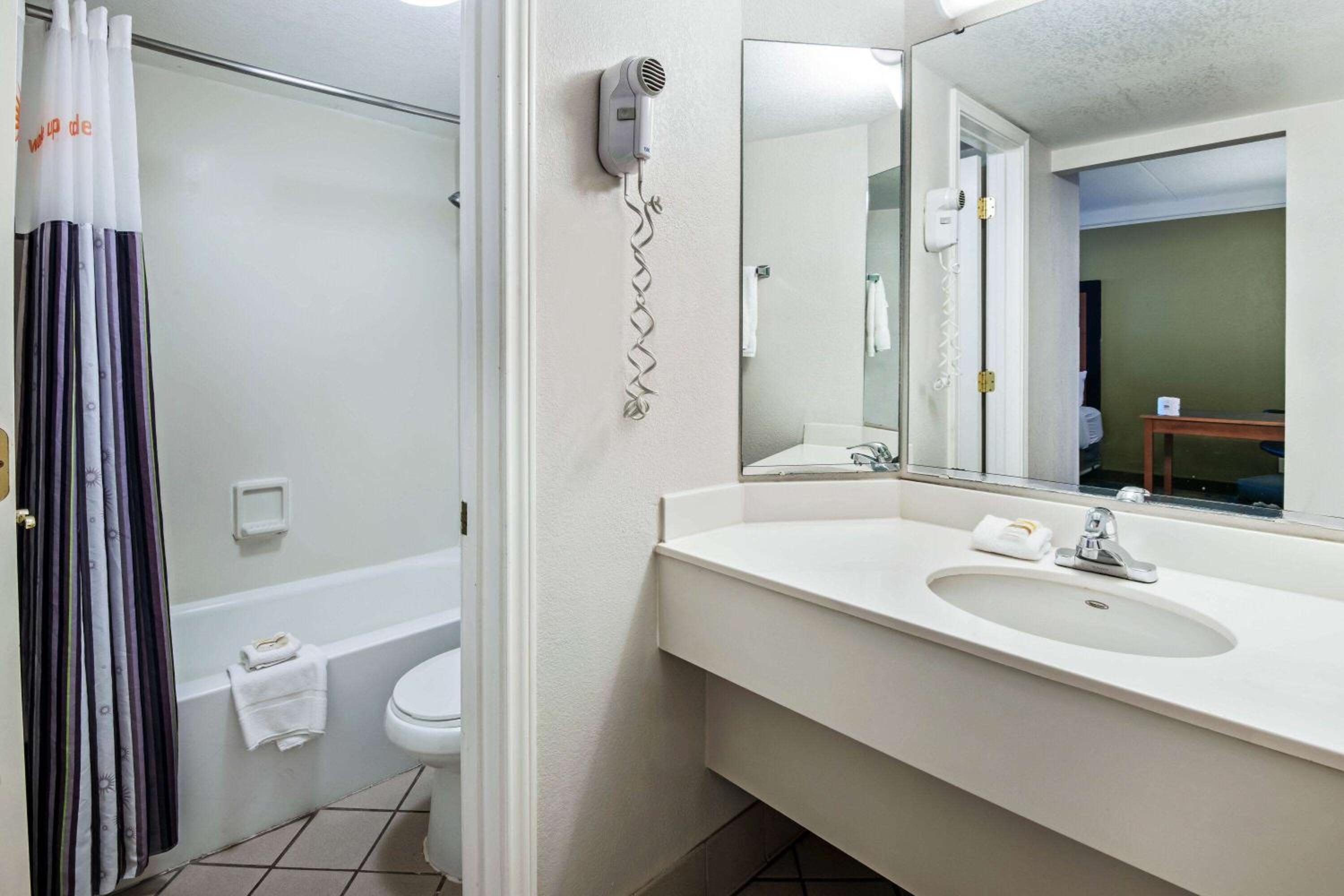 One-Bedroom King Suite - Non-Smoking - Photo 5