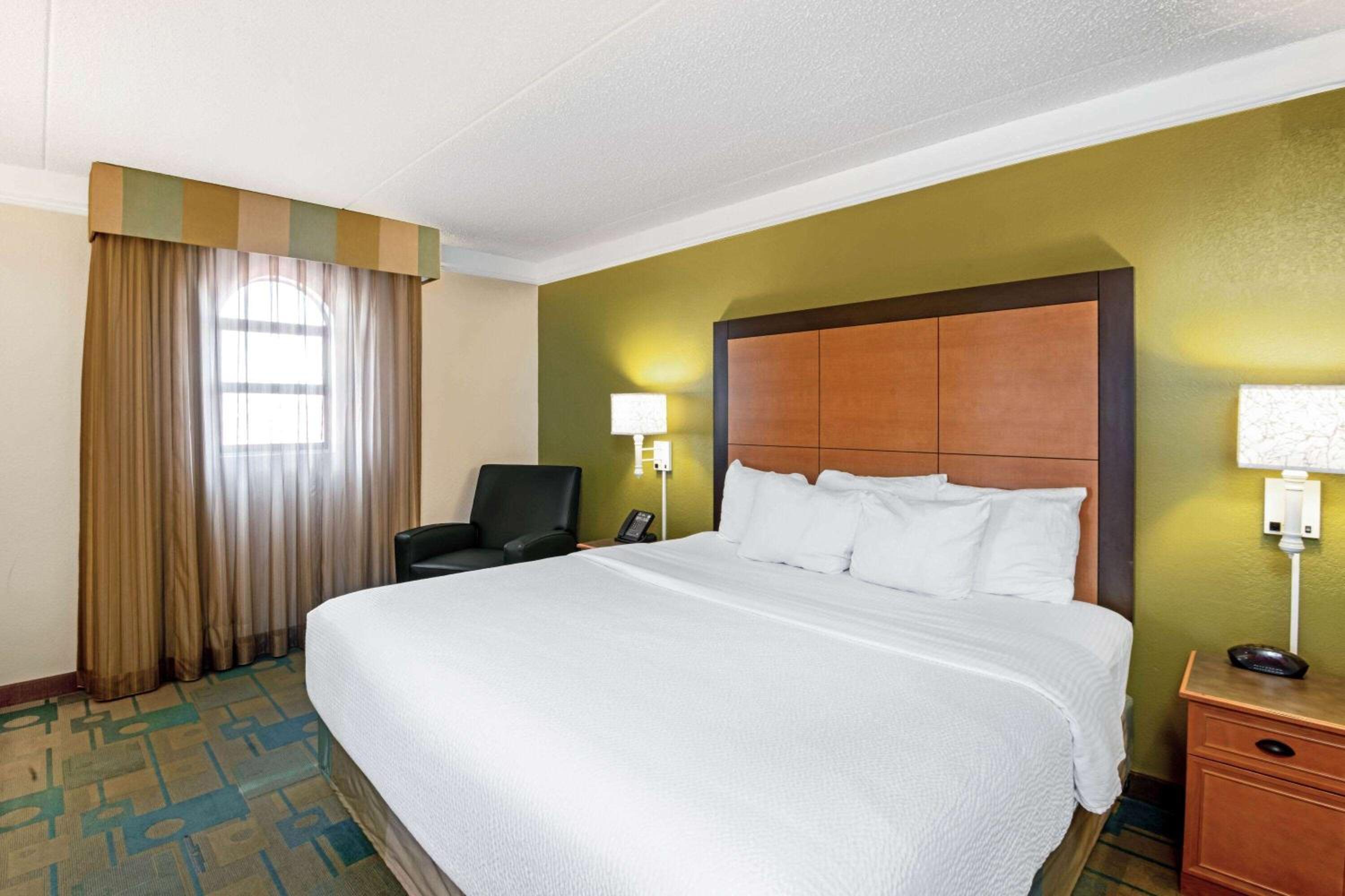 Deluxe King Room with Bathtub with Grab Bars -Mobility Accessible/Non-Smoking - Photo 4